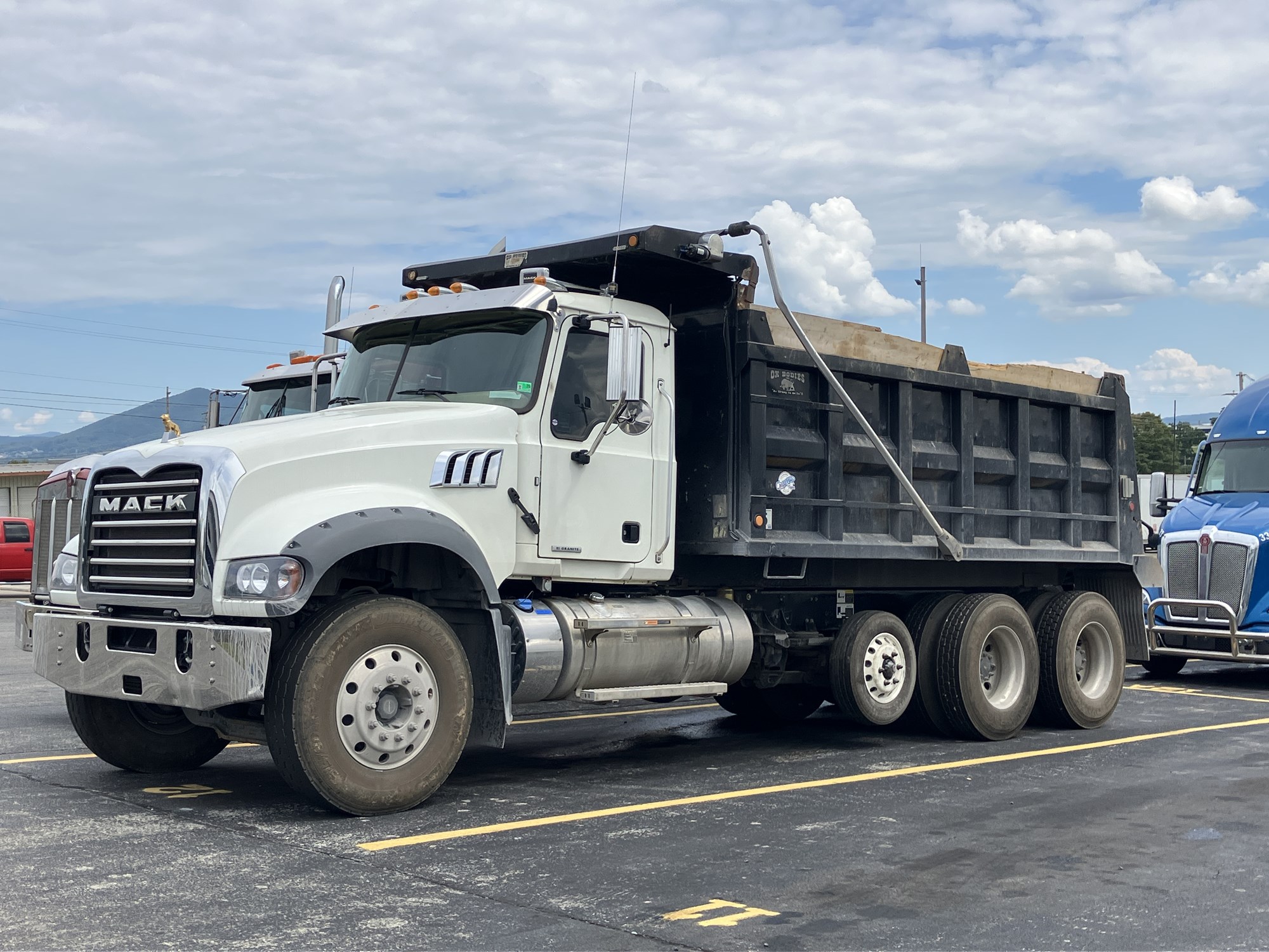 2023 Mack Granite - image 1 of 6
