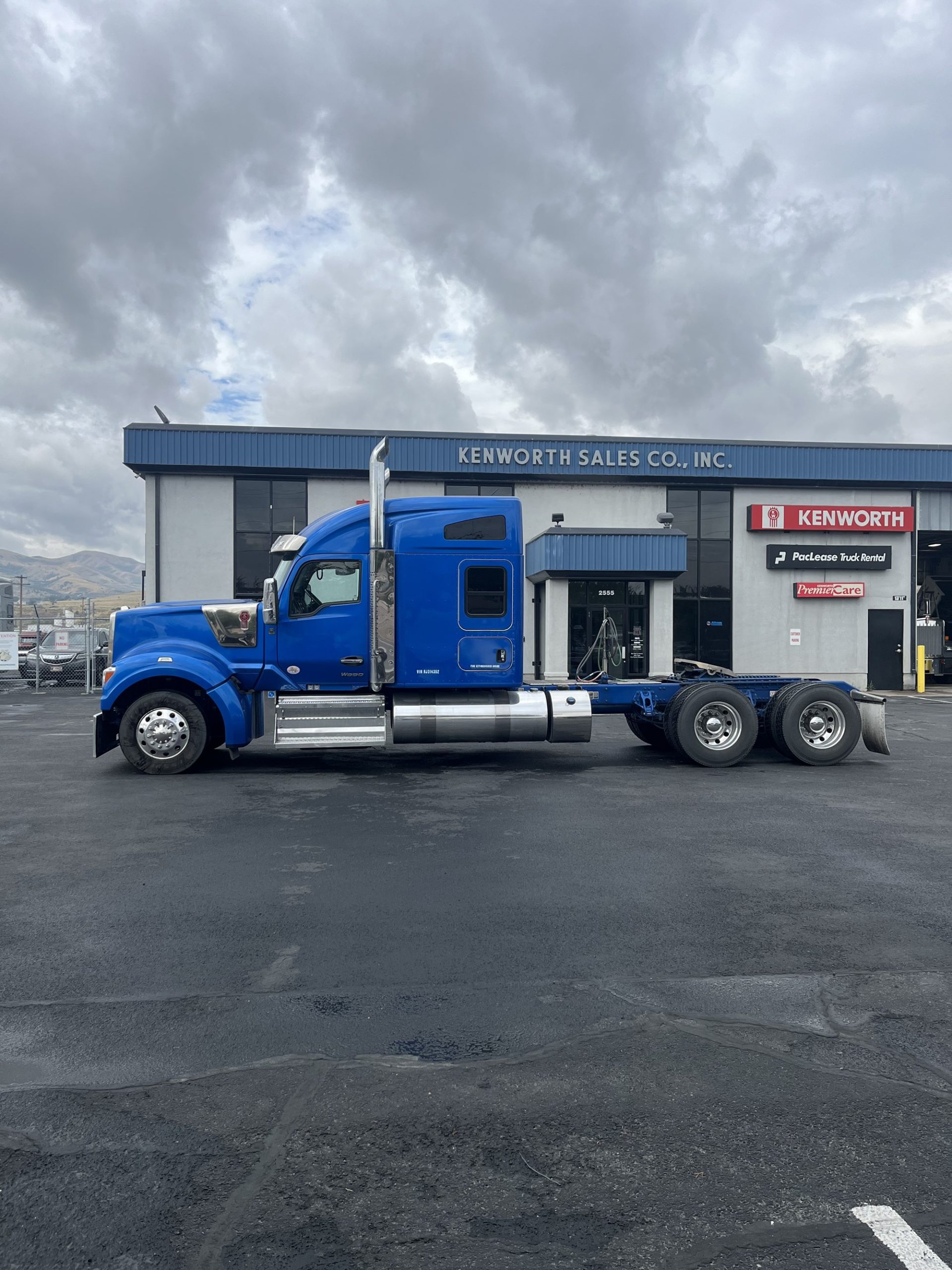 2024 Kenworth W990 - image 2 of 6