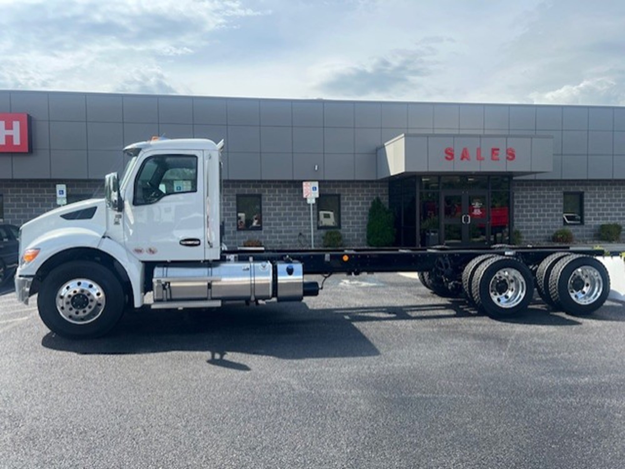 2025 Kenworth T480 - image 1