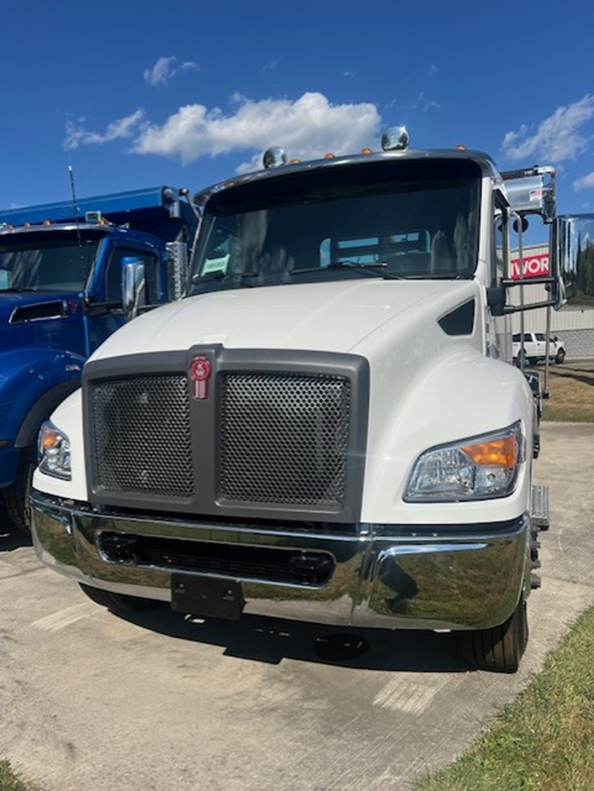 2025 Kenworth T380 - image 1 of 6