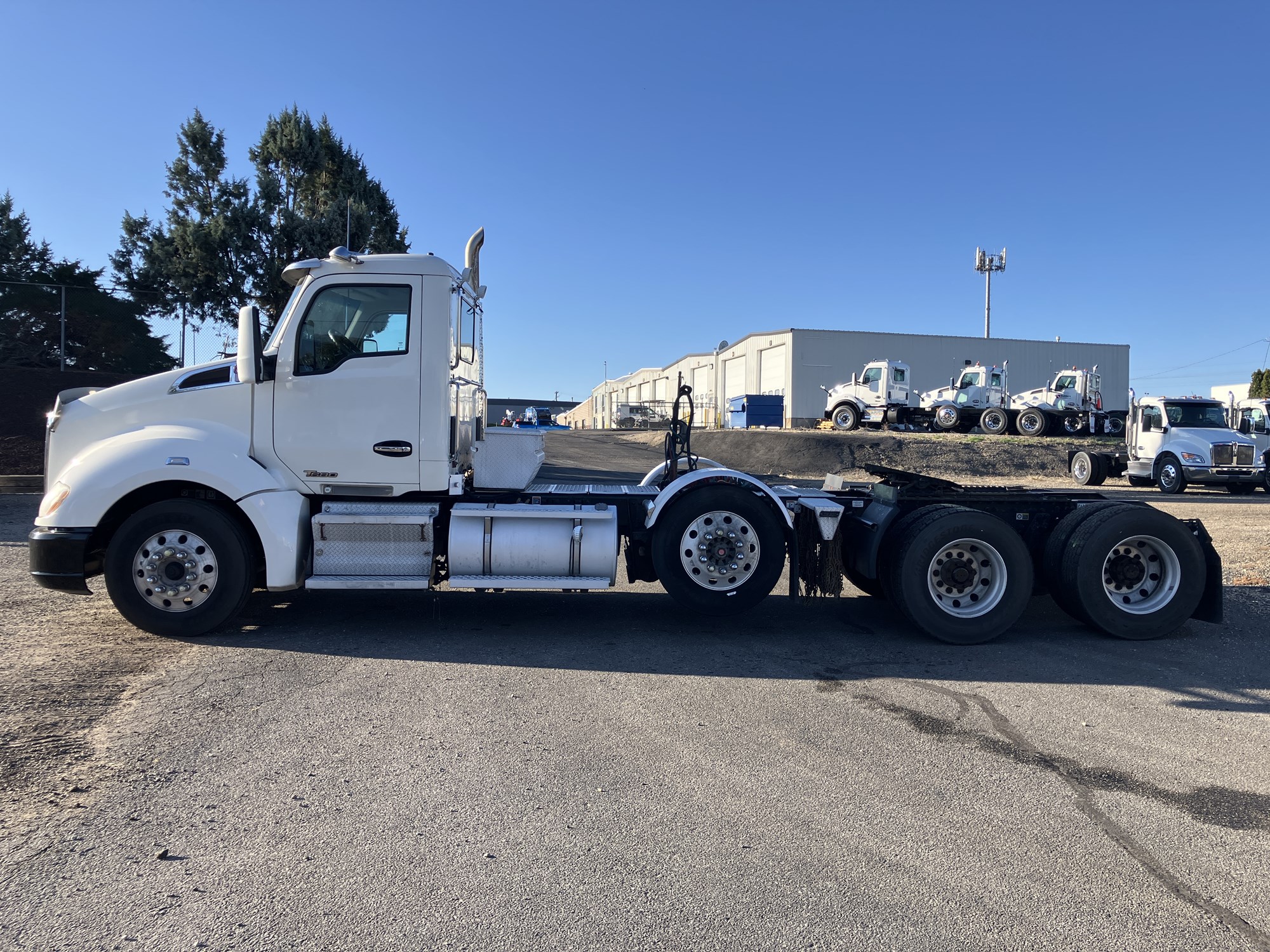 2017 Kenworth T680 - image 2 of 6