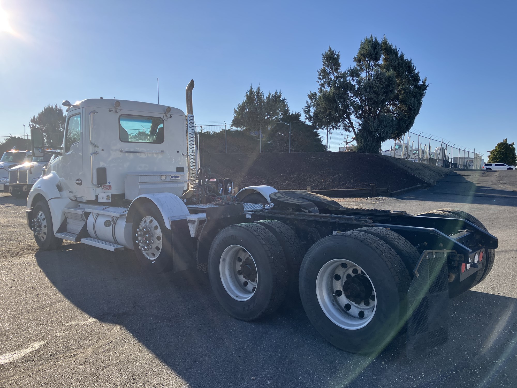 2017 Kenworth T680 - image 3 of 6