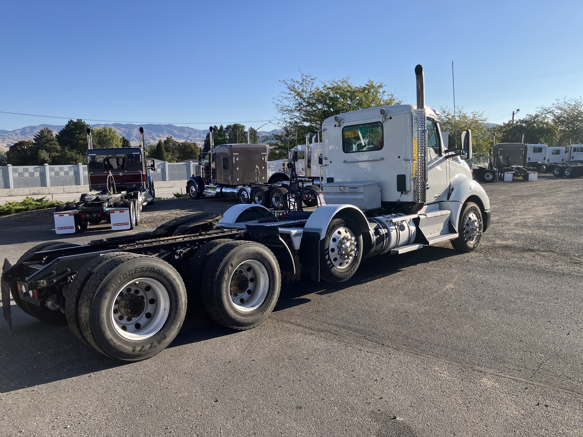 2017 Kenworth T680 - image 5 of 6