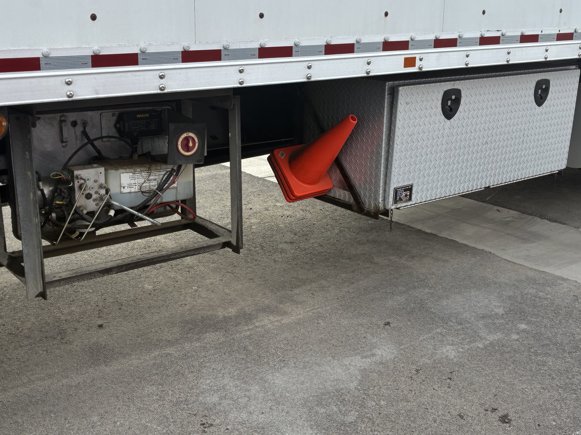 2018 Kenworth T270 - image 3 of 6