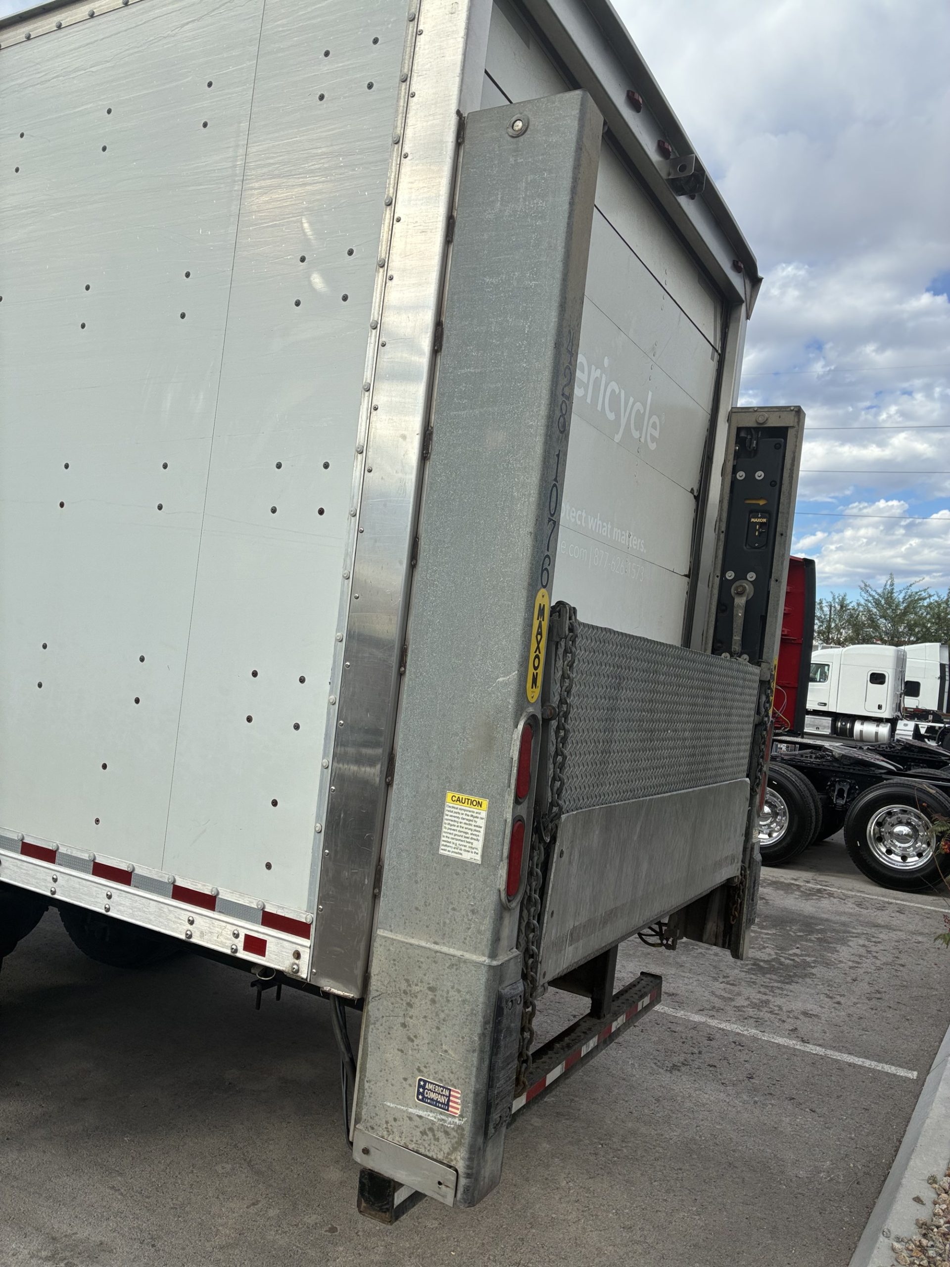 2018 Kenworth T270 - image 5 of 6