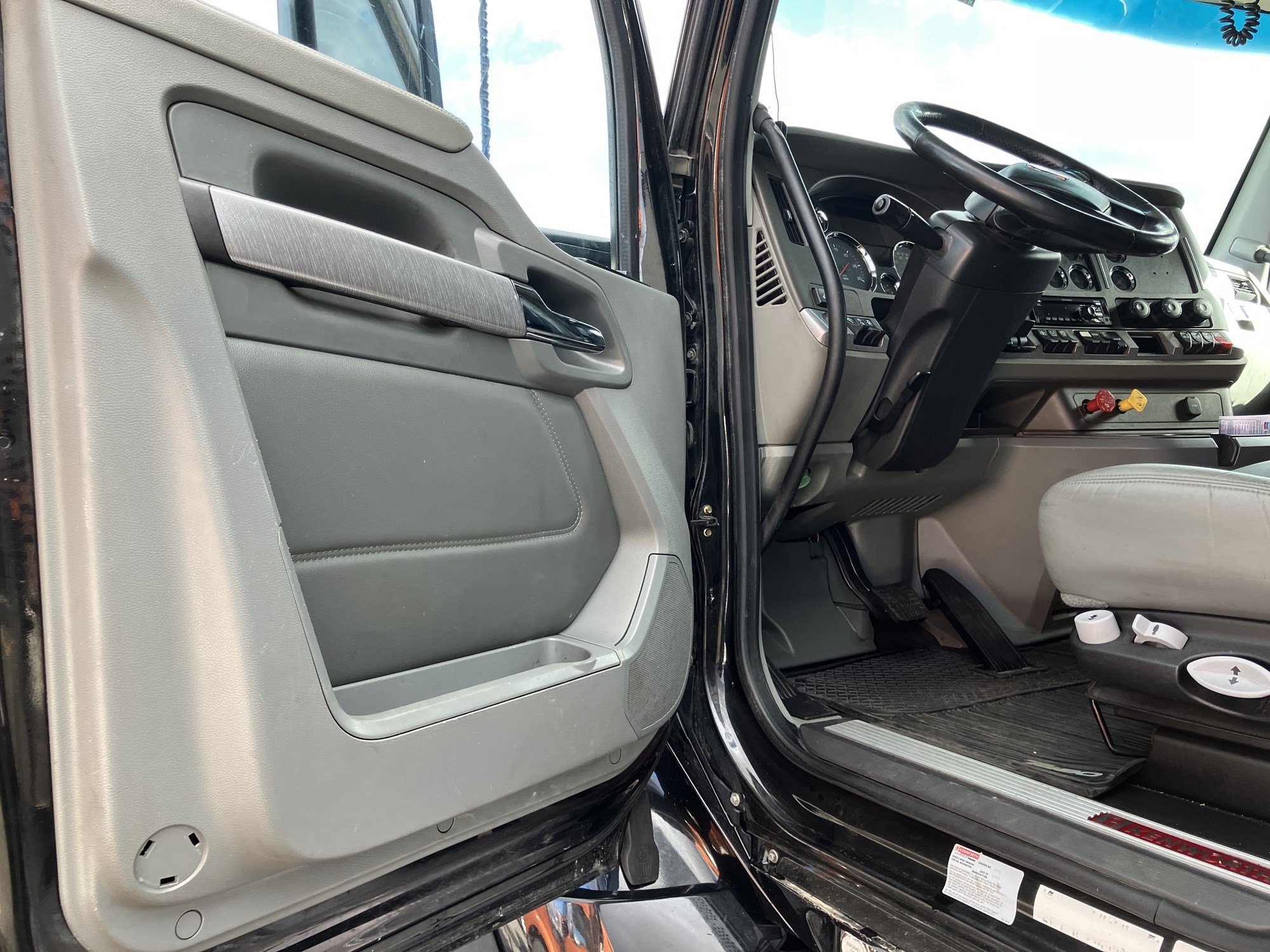 2019 Kenworth T880 2019 Kenworth T880 - image 5 of 6