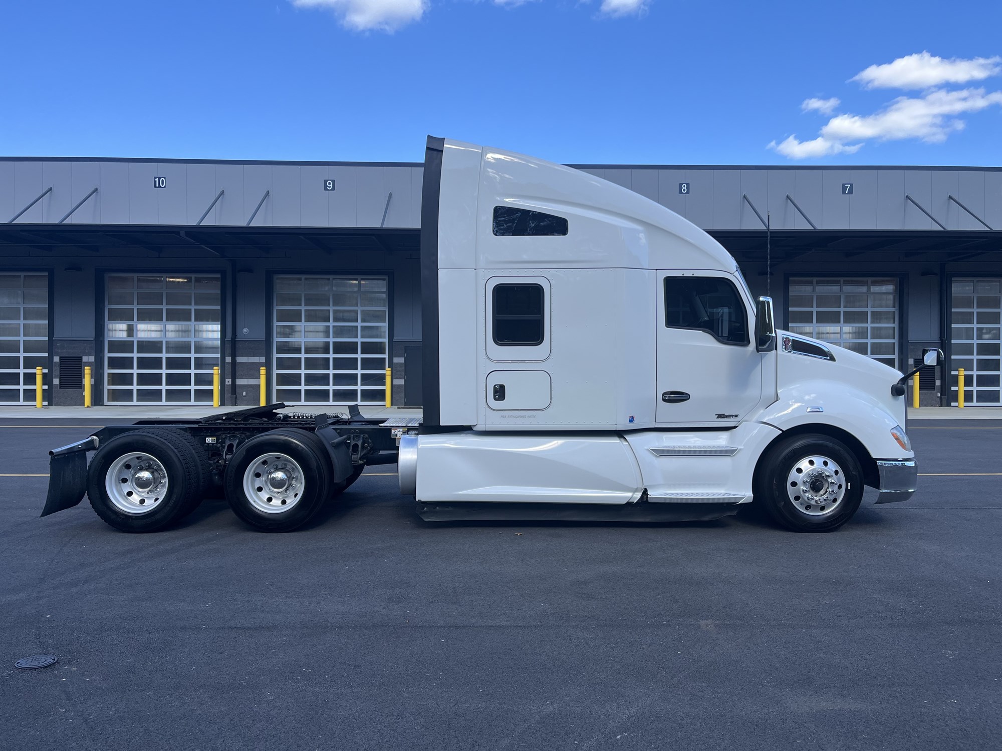 2020 Kenworth T680 - image 3 of 6