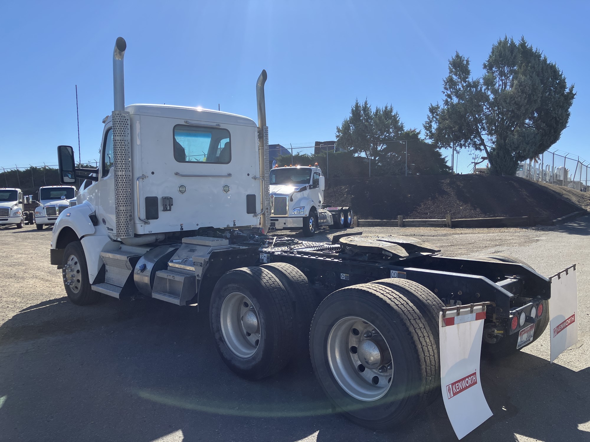 2020 Kenworth T880 - image 3 of 6