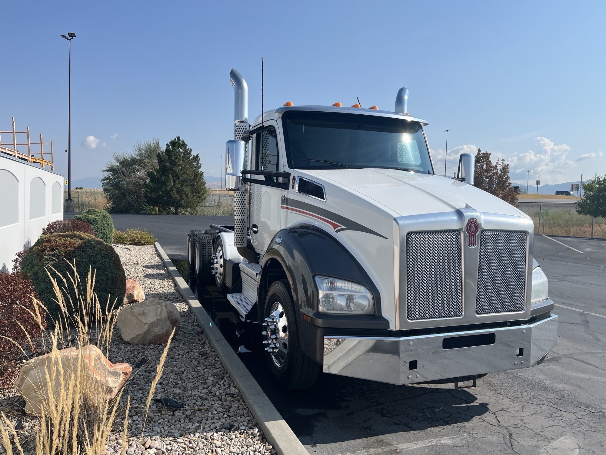 2020 Kenworth T880 - image 3 of 6