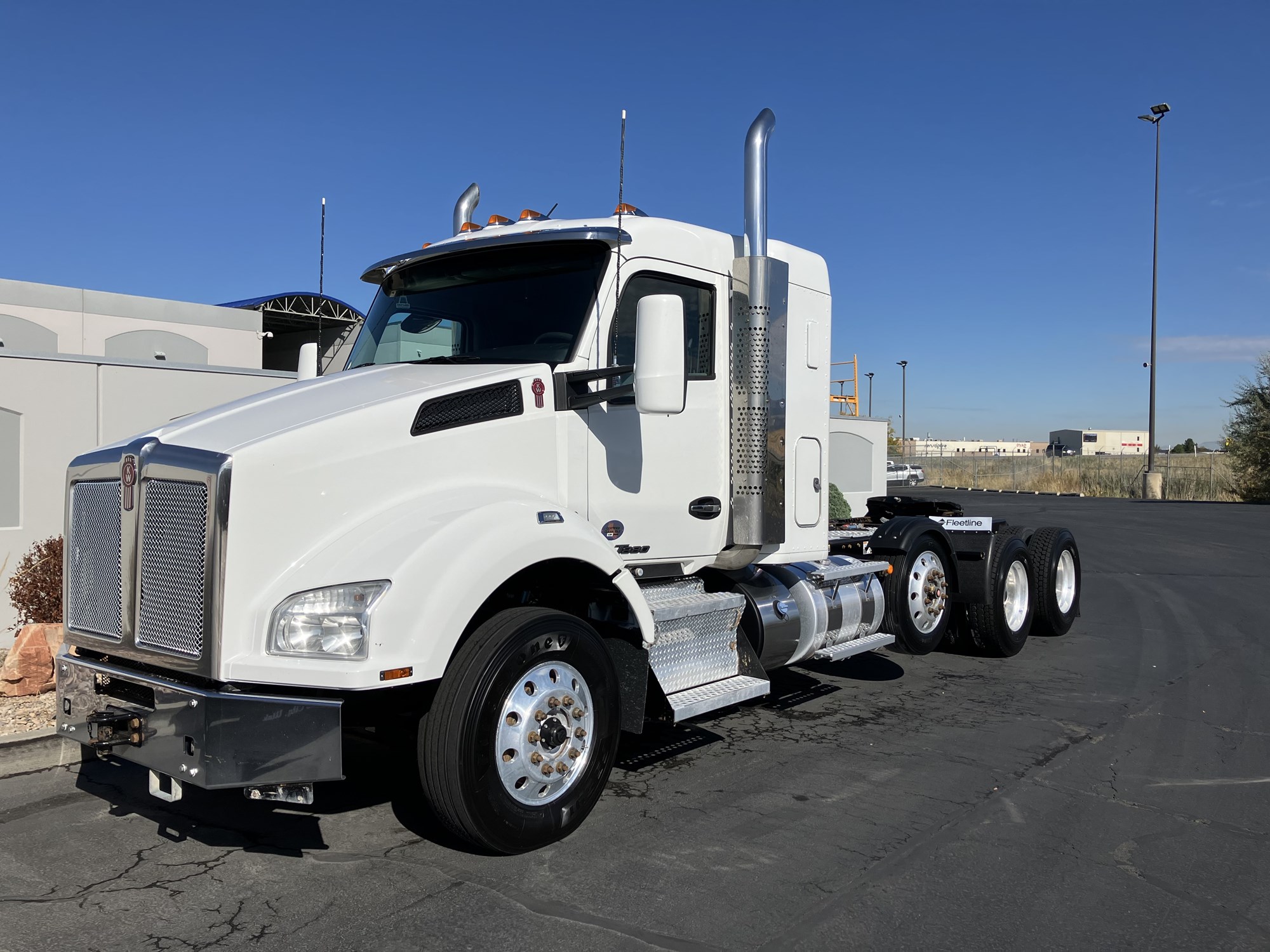 2020 Kenworth T880 - image 2 of 6