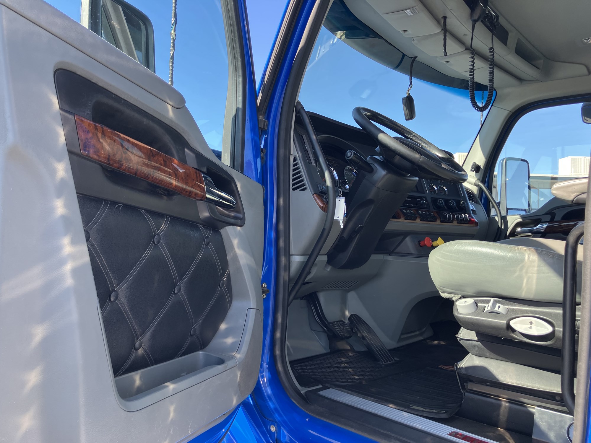 2020 Kenworth T880 2020 Kenworth T880 - image 5 of 6