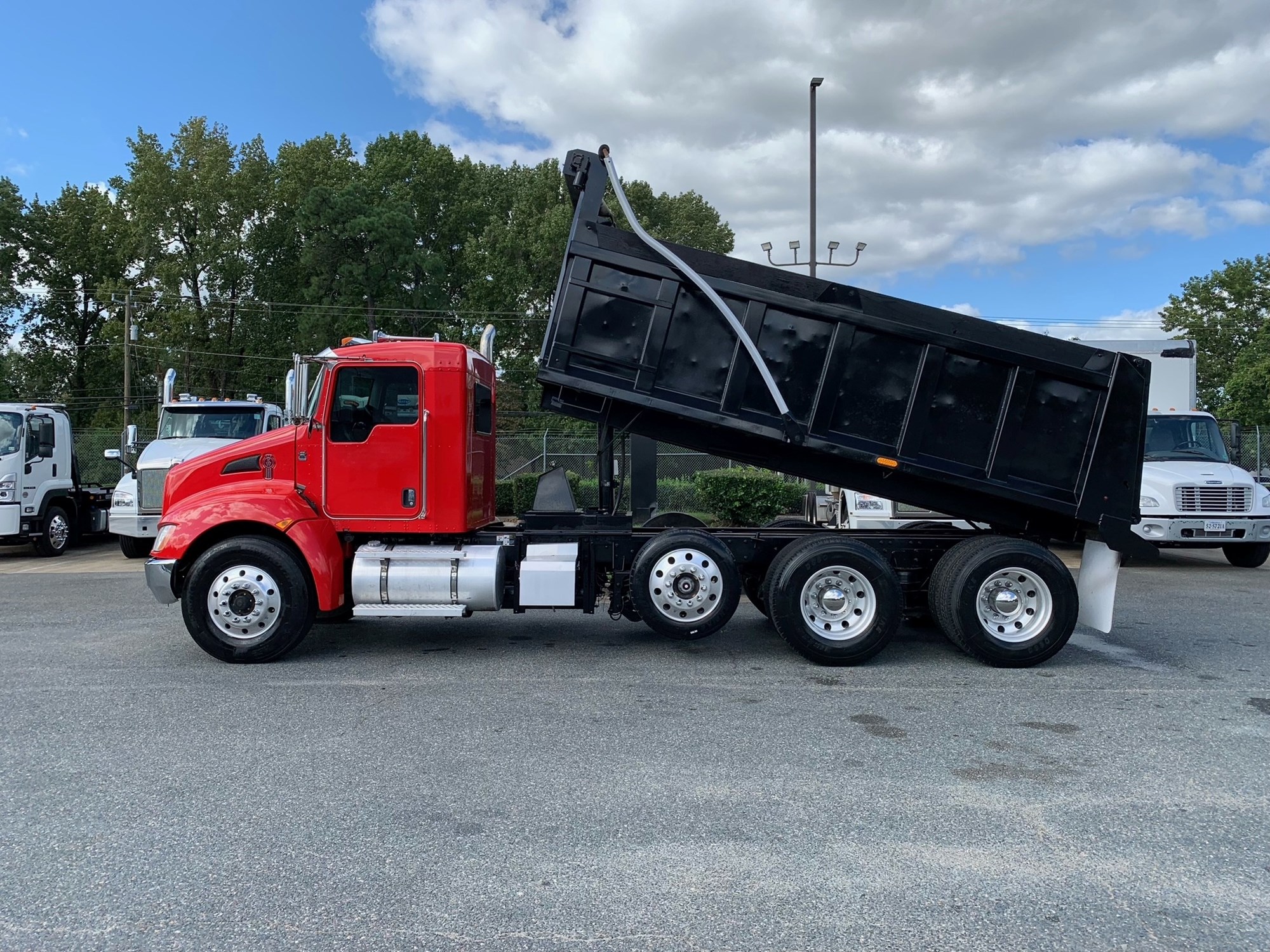 2020 Kenworth T370 - image 2 of 6