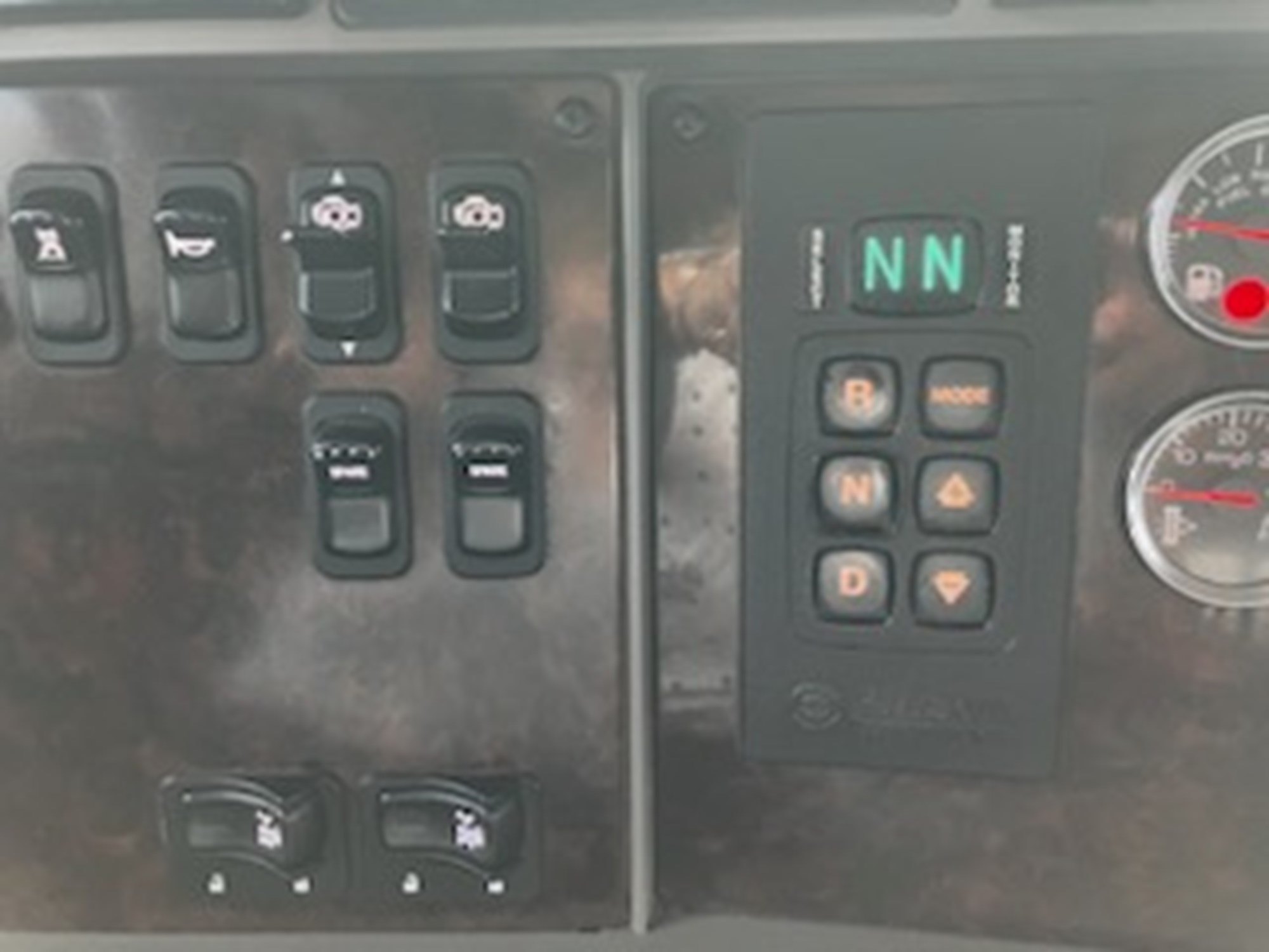 2020 Kenworth T370 - image 5 of 6