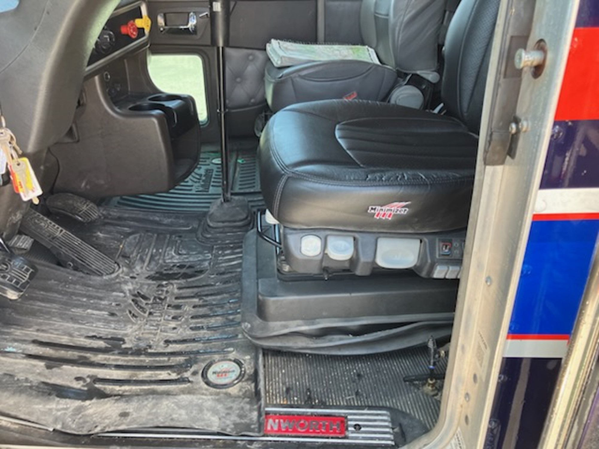 2020 Kenworth W900 - image 4 of 5