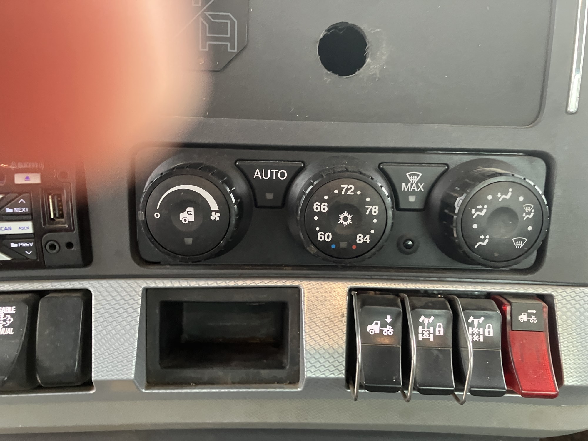 2021 Kenworth T880 - image 3 of 4