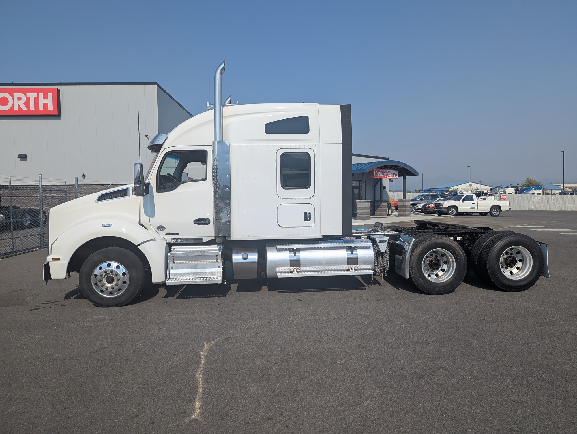 2021 Kenworth T880 - image 2 of 6