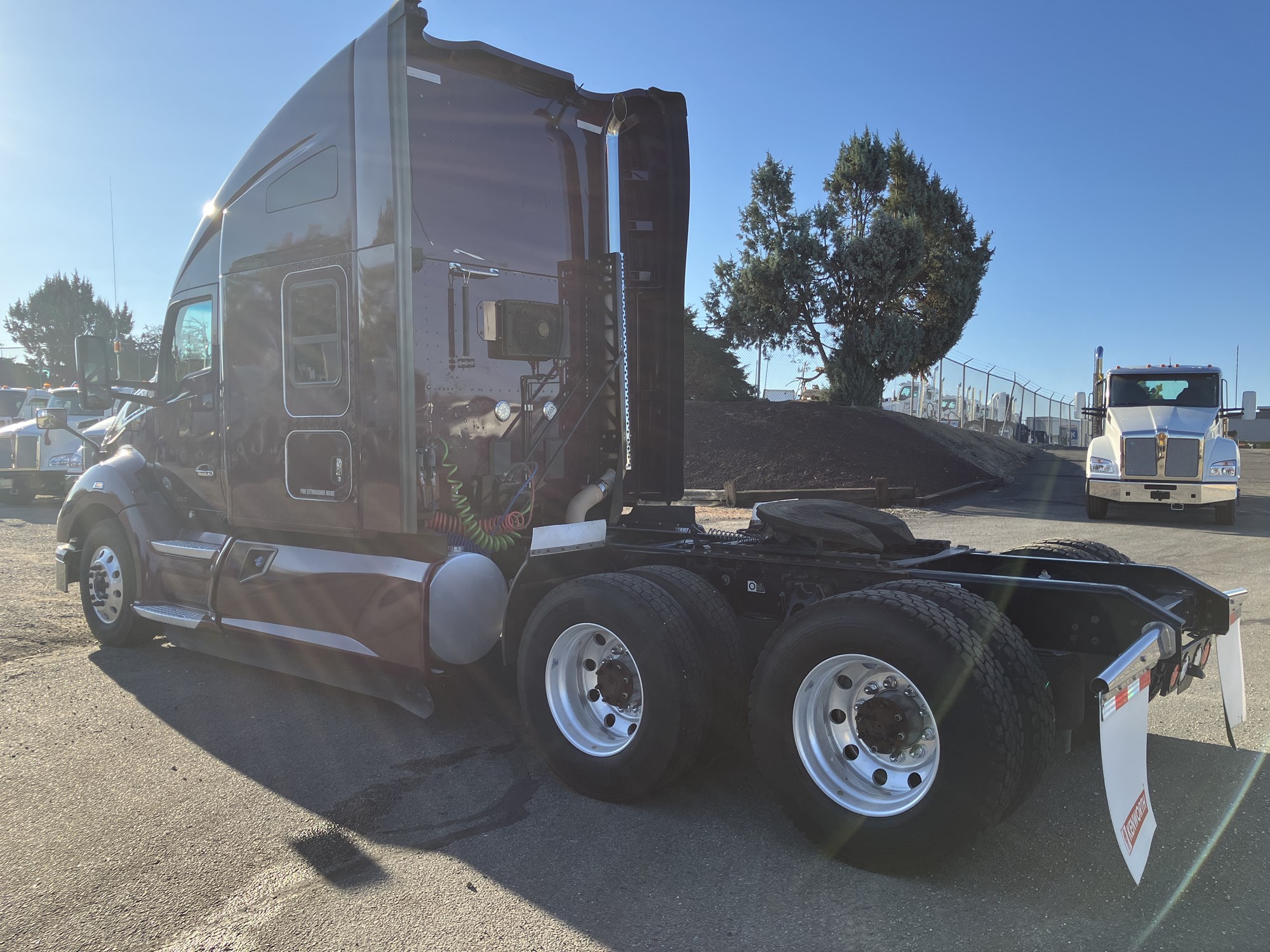 2021 Kenworth T680 - image 3 of 6