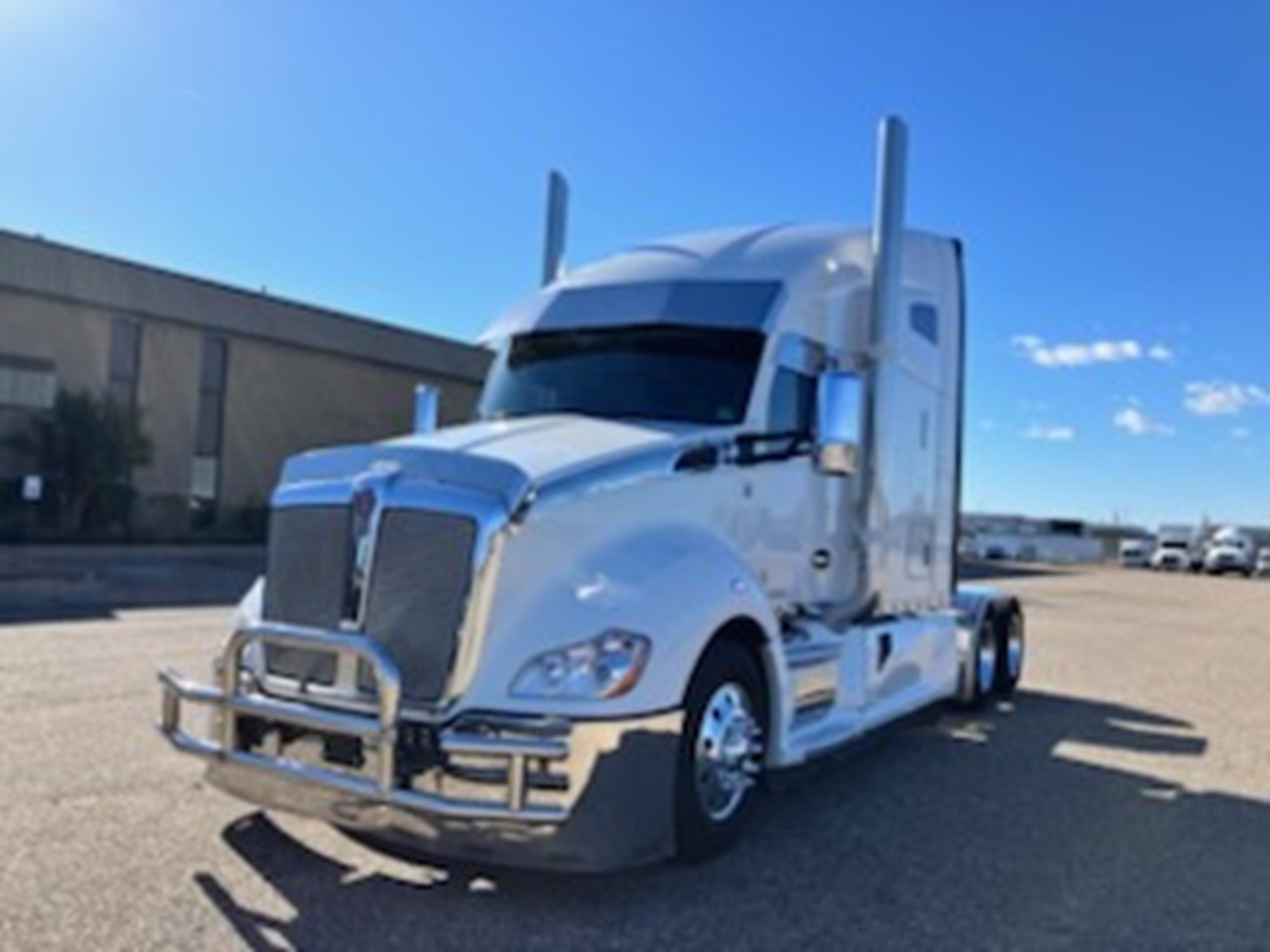 2021 Kenworth T680 2021 Kenworth T680 - image 1 of 6