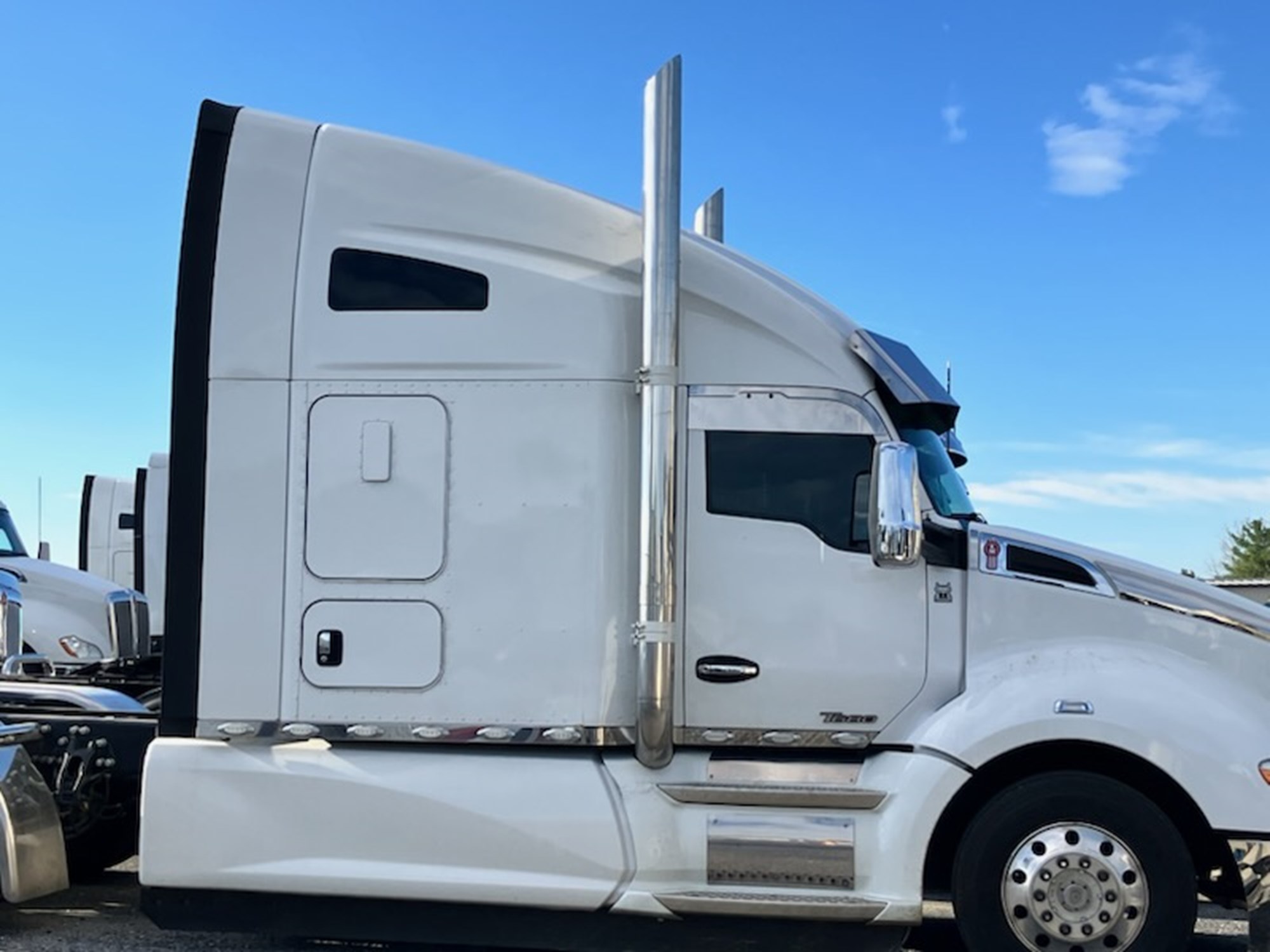 2021 Kenworth T680 - image 4 of 6