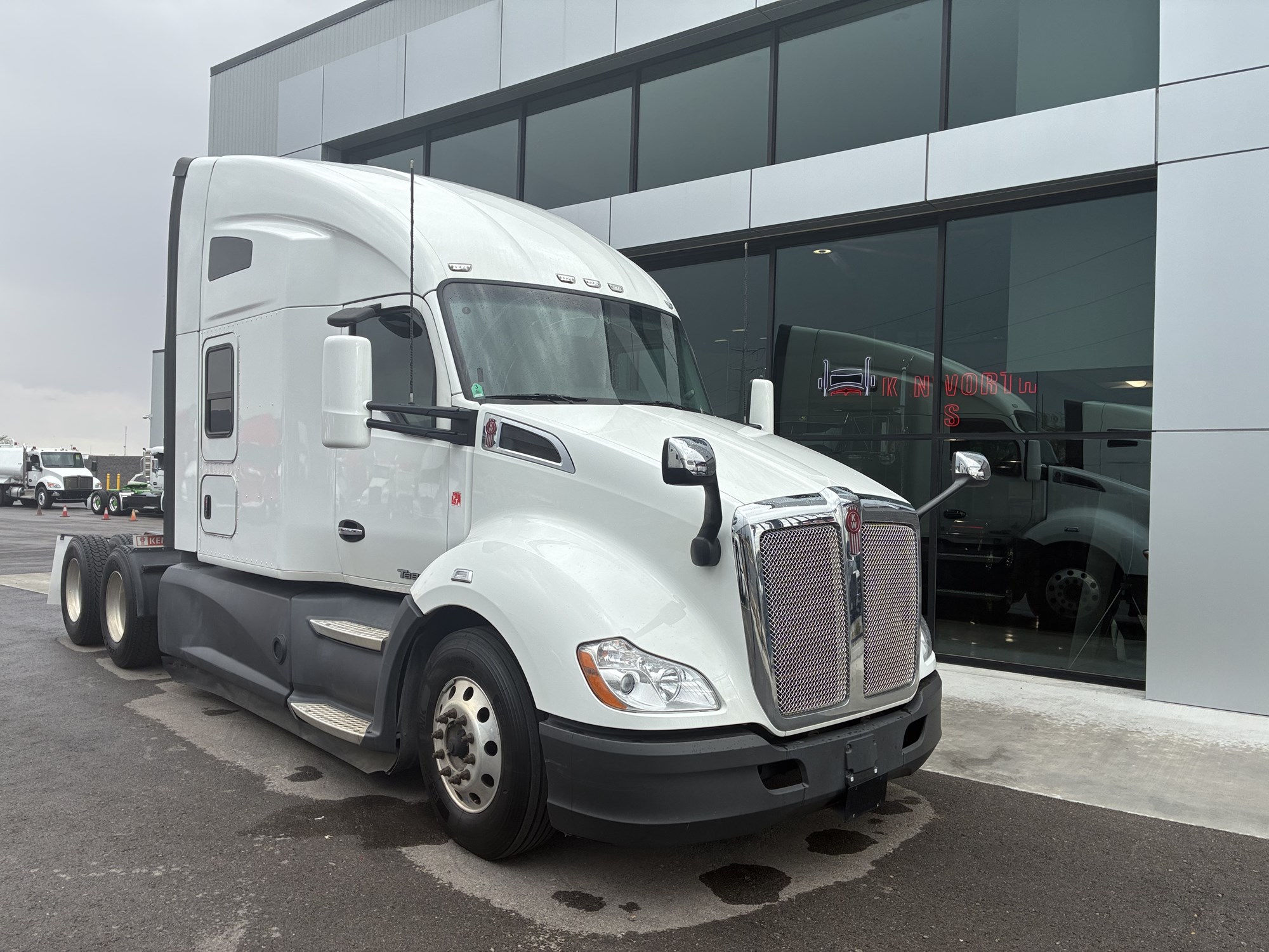 2021 Kenworth T680 - image 1 of 6