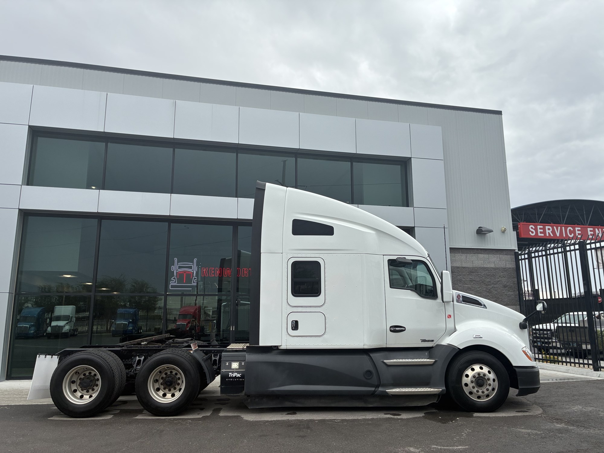 2021 Kenworth T680 - image 2 of 6