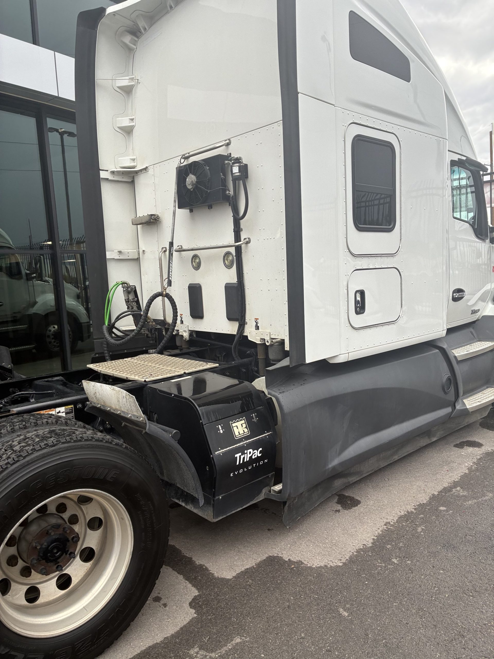 2021 Kenworth T680 - image 3 of 6