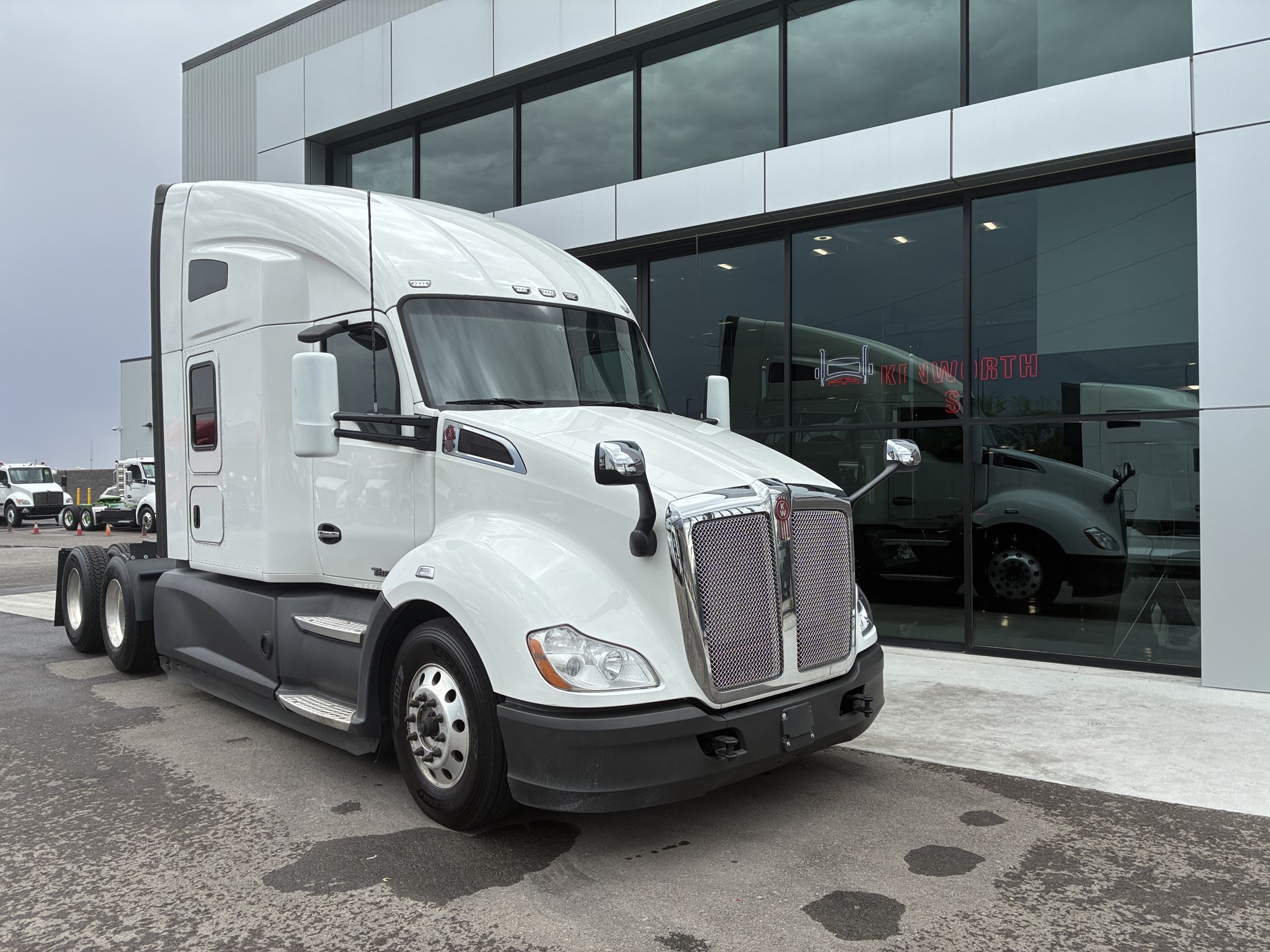 2021 Kenworth T680 - image 1 of 6
