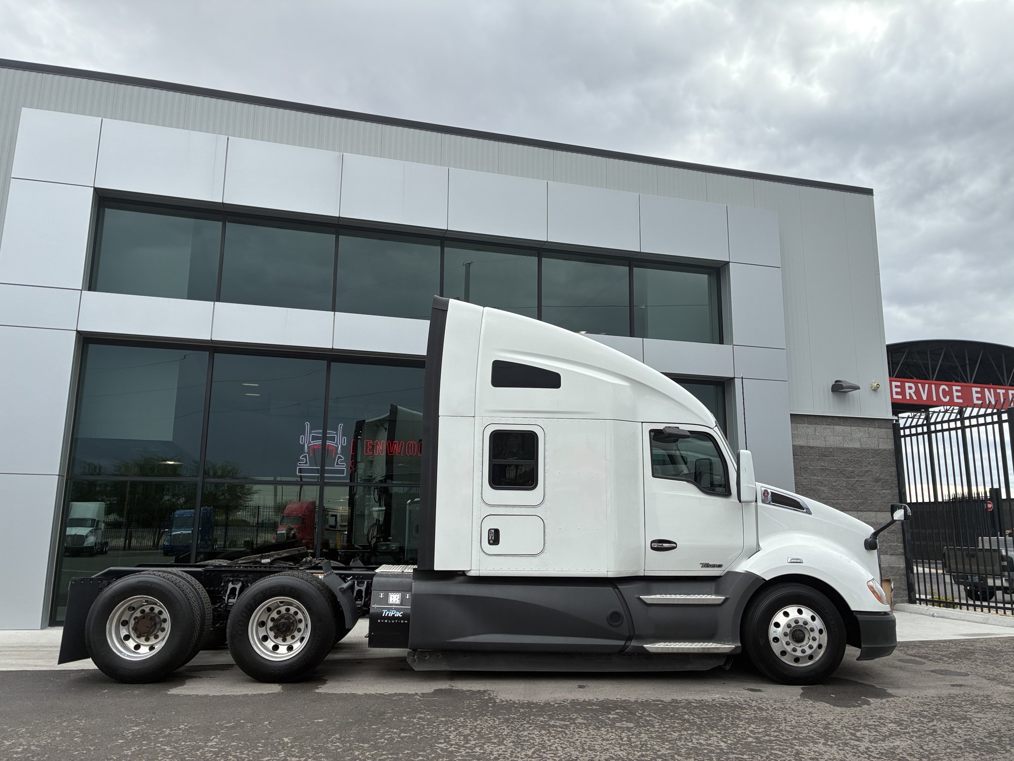 2021 Kenworth T680 - image 2 of 6
