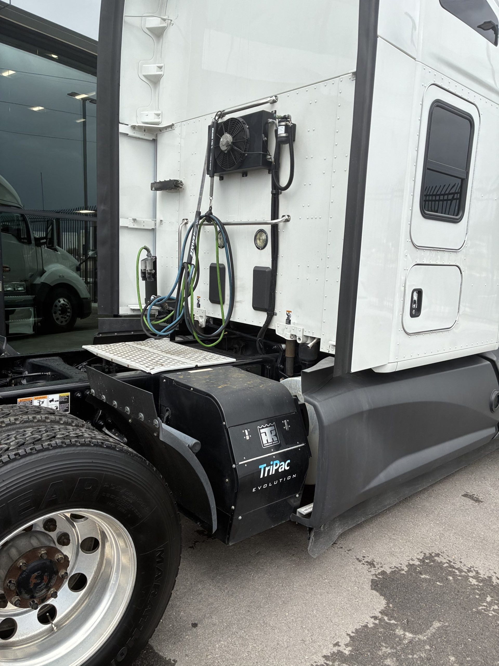 2021 Kenworth T680 - image 3 of 6