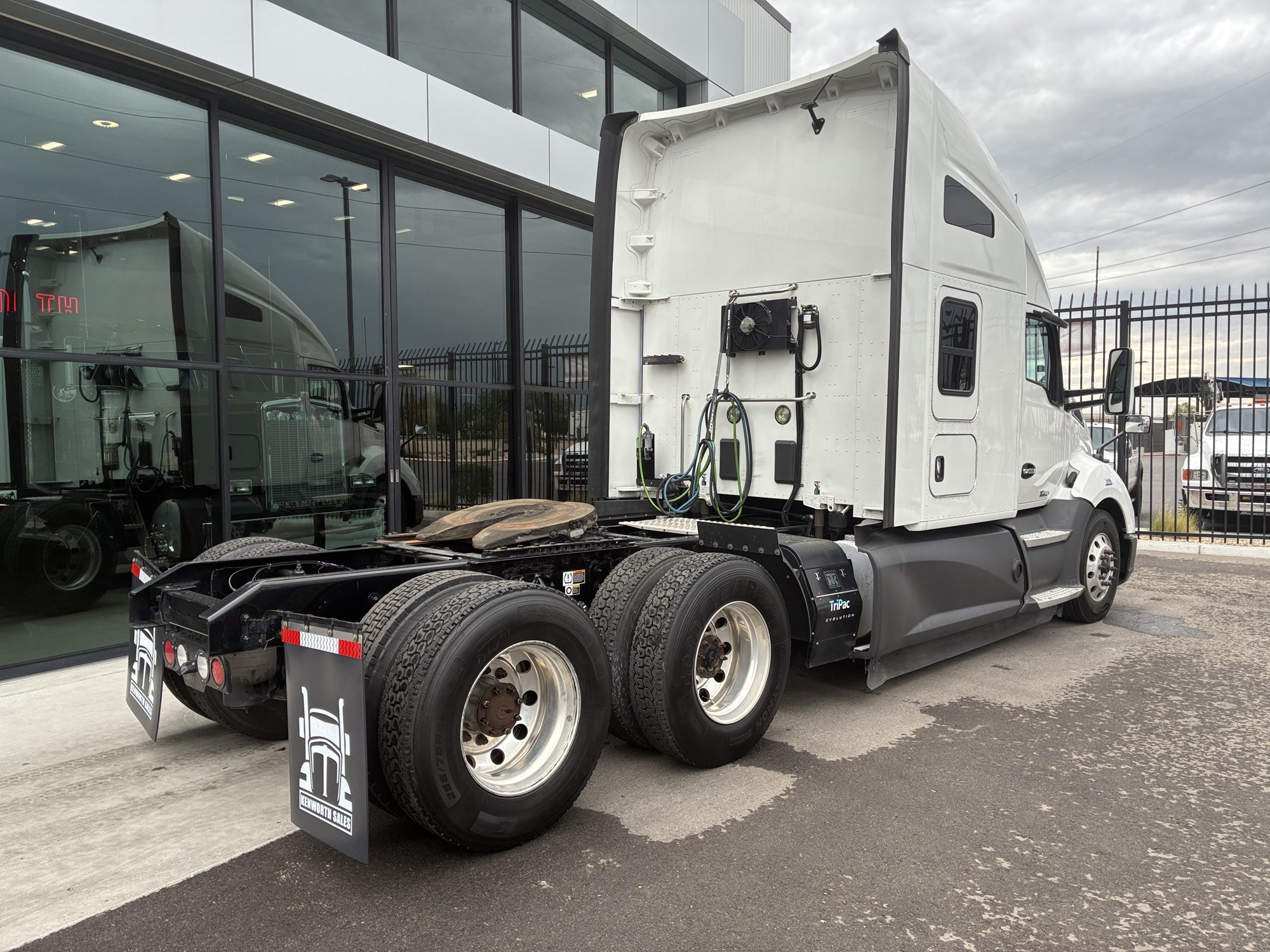 2021 Kenworth T680 - image 5 of 6