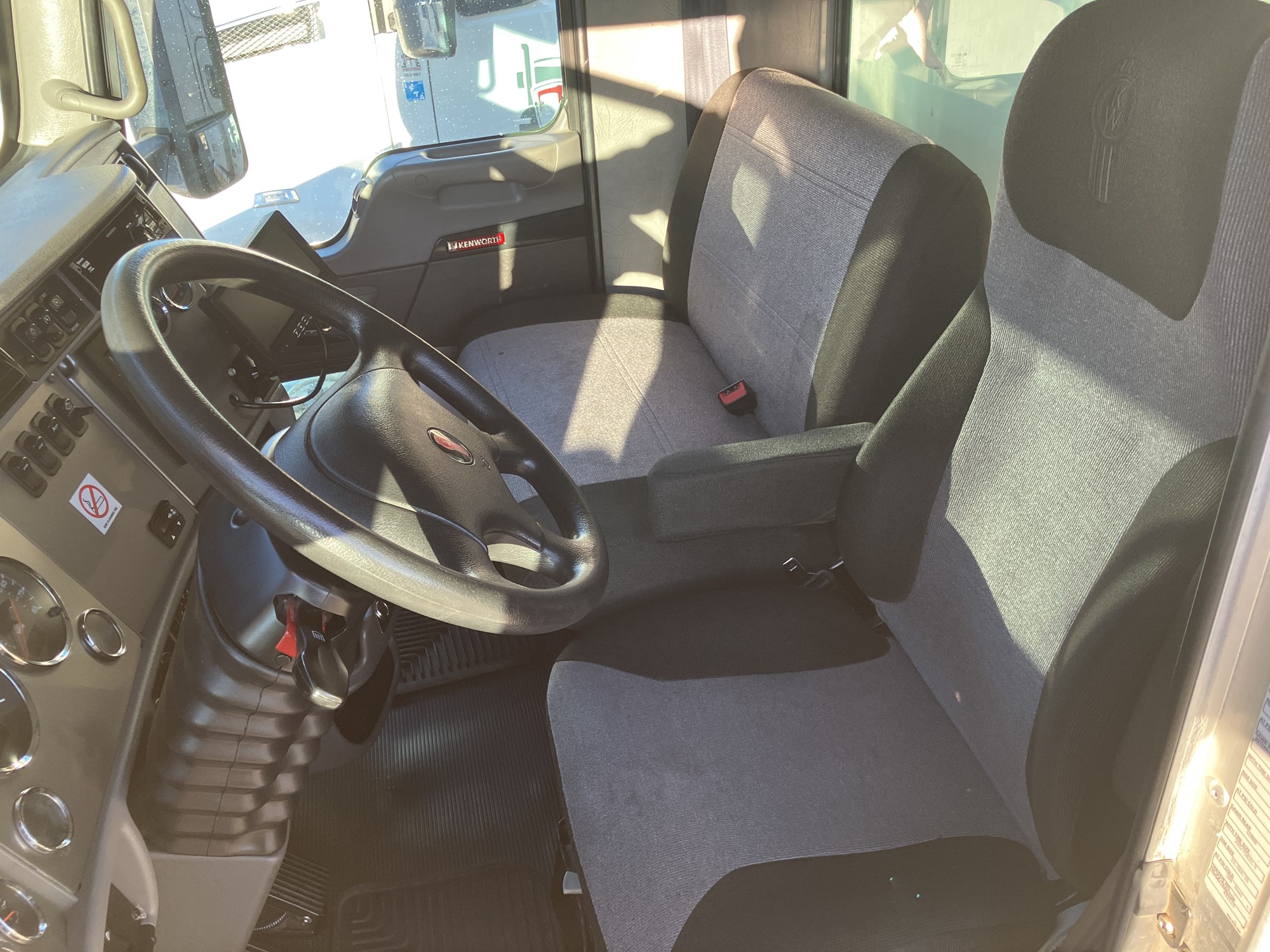 2021 Kenworth T270 - image 2 of 6