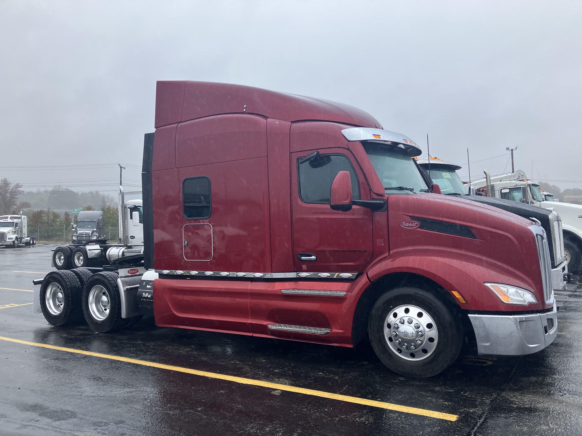 2022 Peterbilt 579 - image 1 of 5