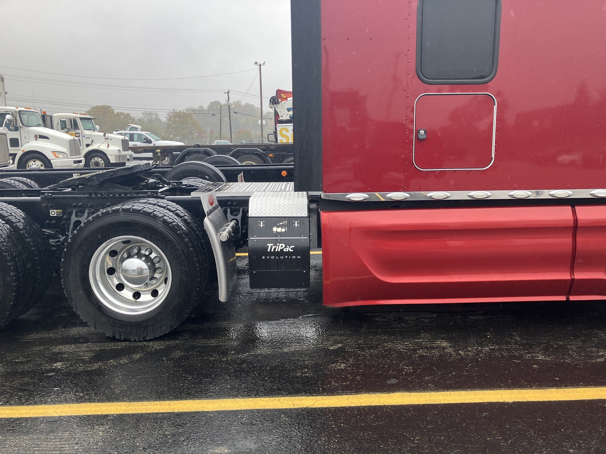 2022 Peterbilt 579 - image 2 of 5