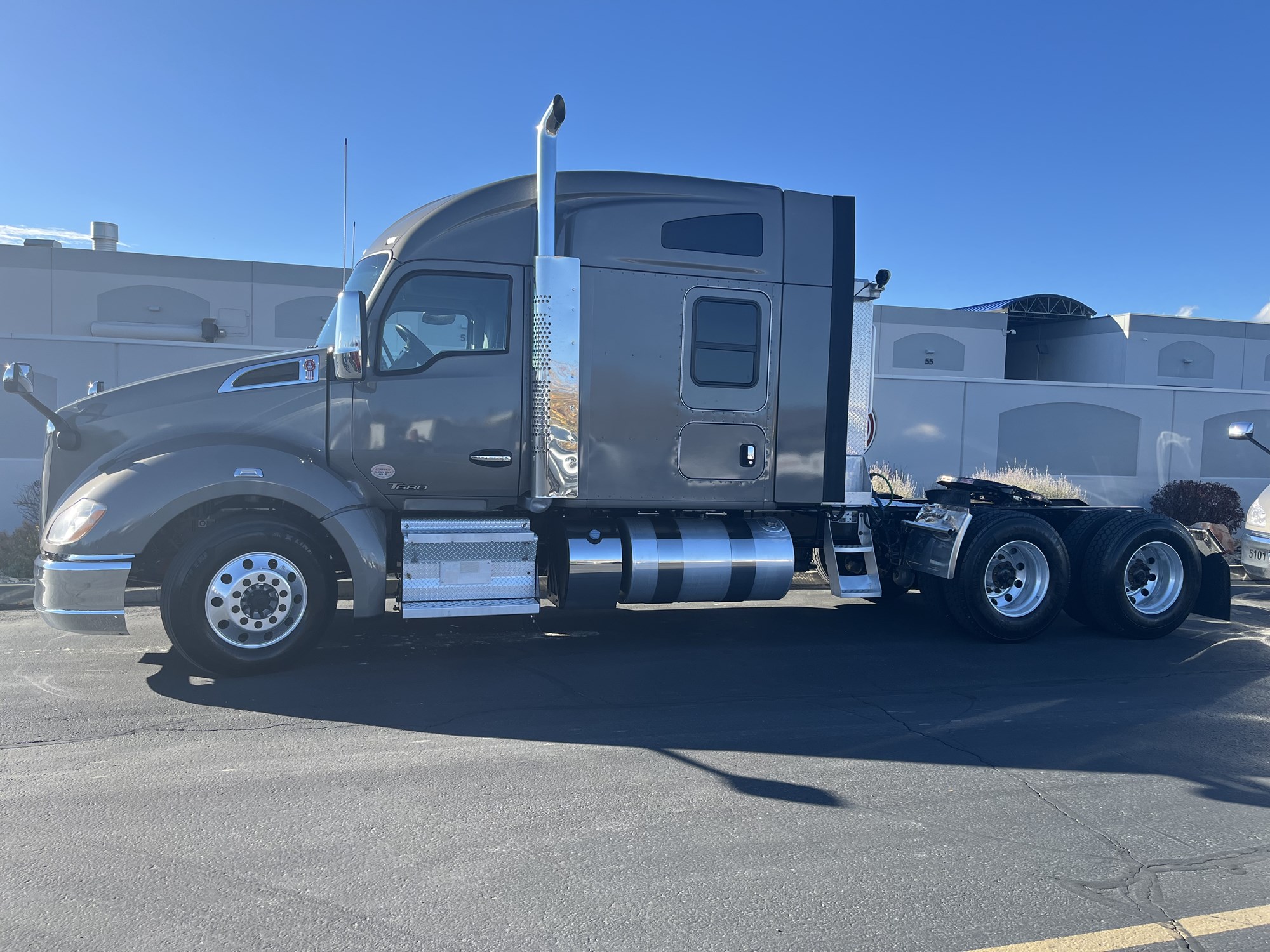 2022 Kenworth T680 - image 1 of 6