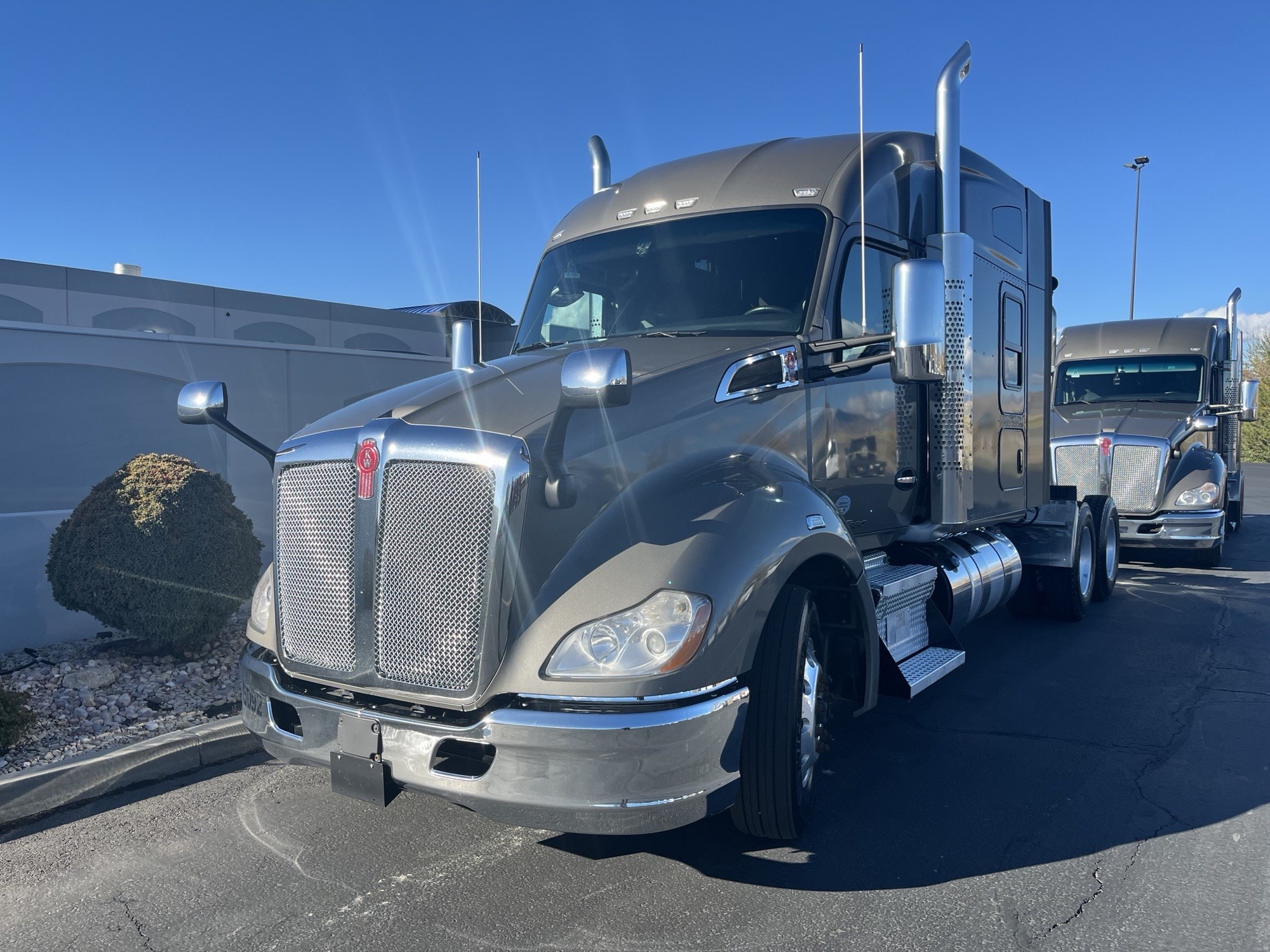 2022 Kenworth T680 - image 2 of 6