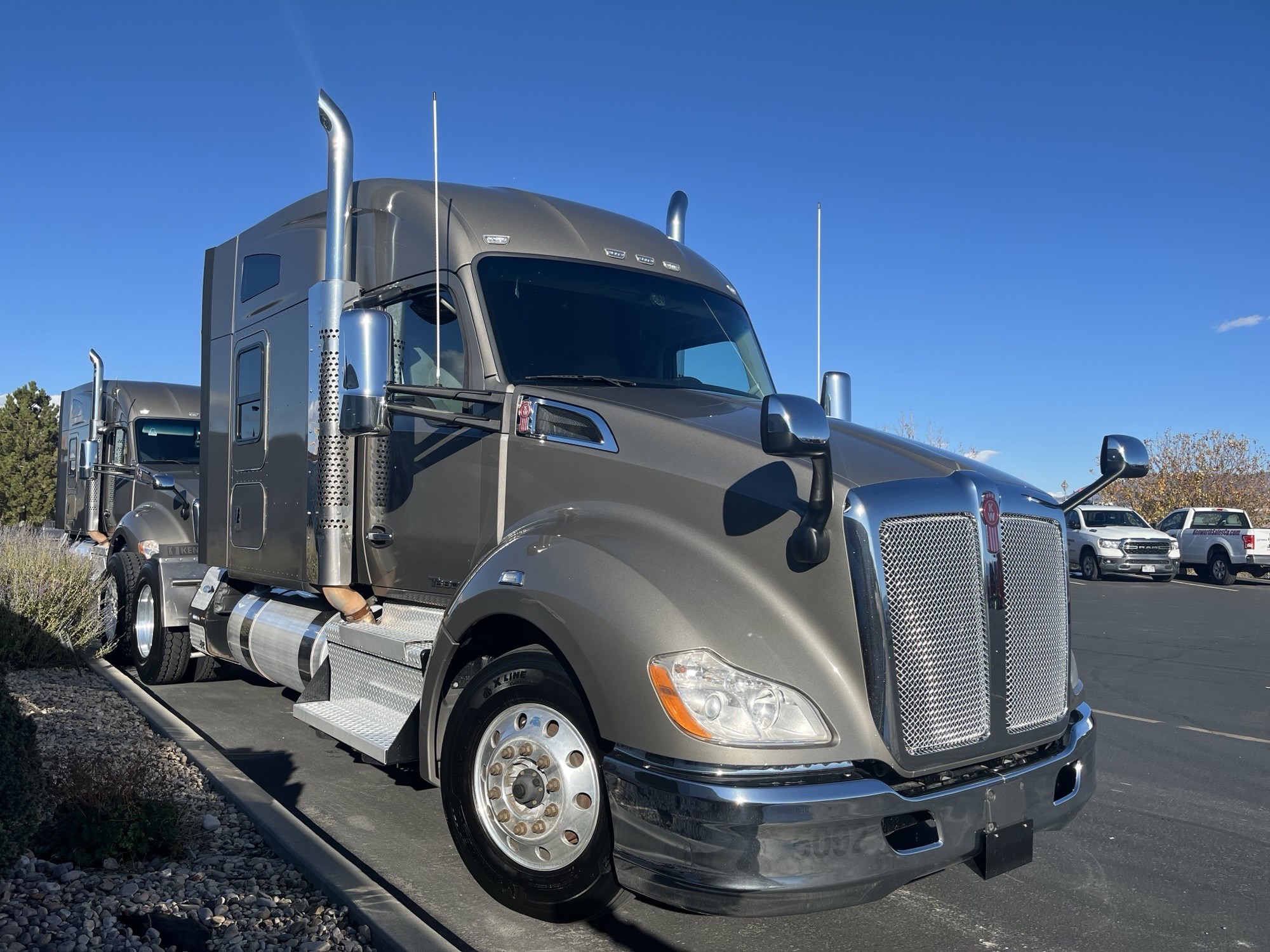 2022 Kenworth T680 - image 3 of 6
