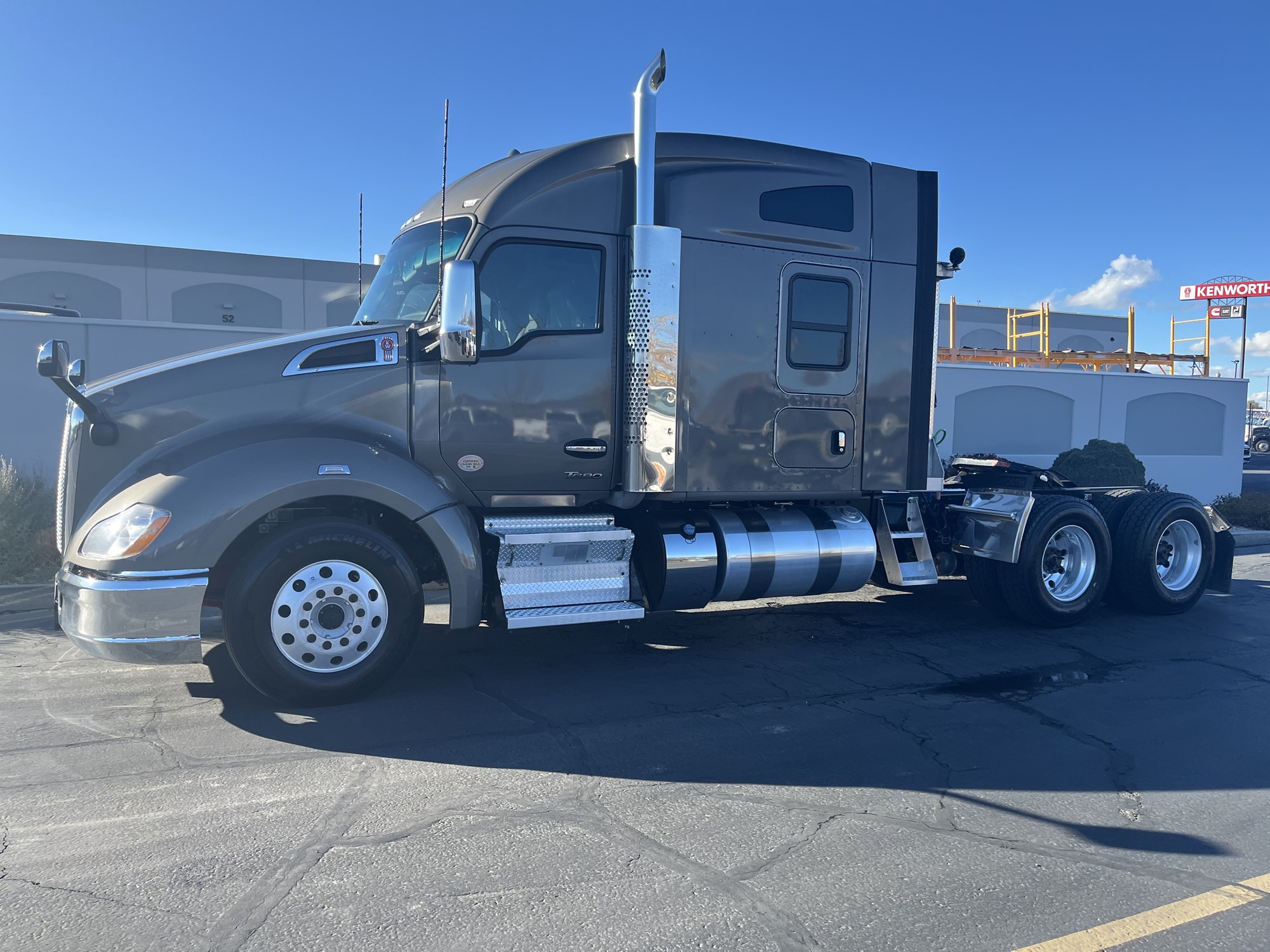 2022 Kenworth T680 - image 1 of 6