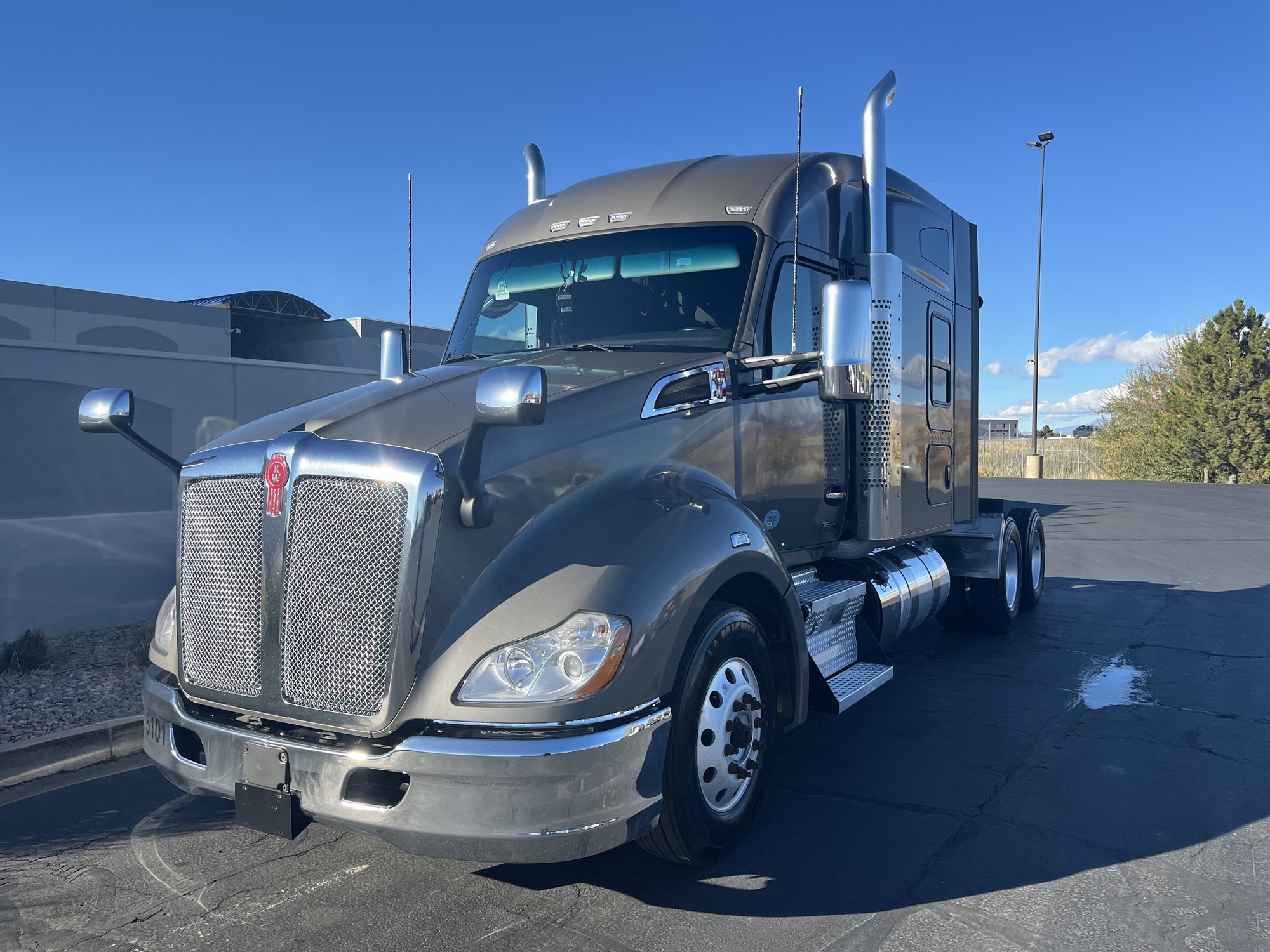 2022 Kenworth T680 - image 2 of 6