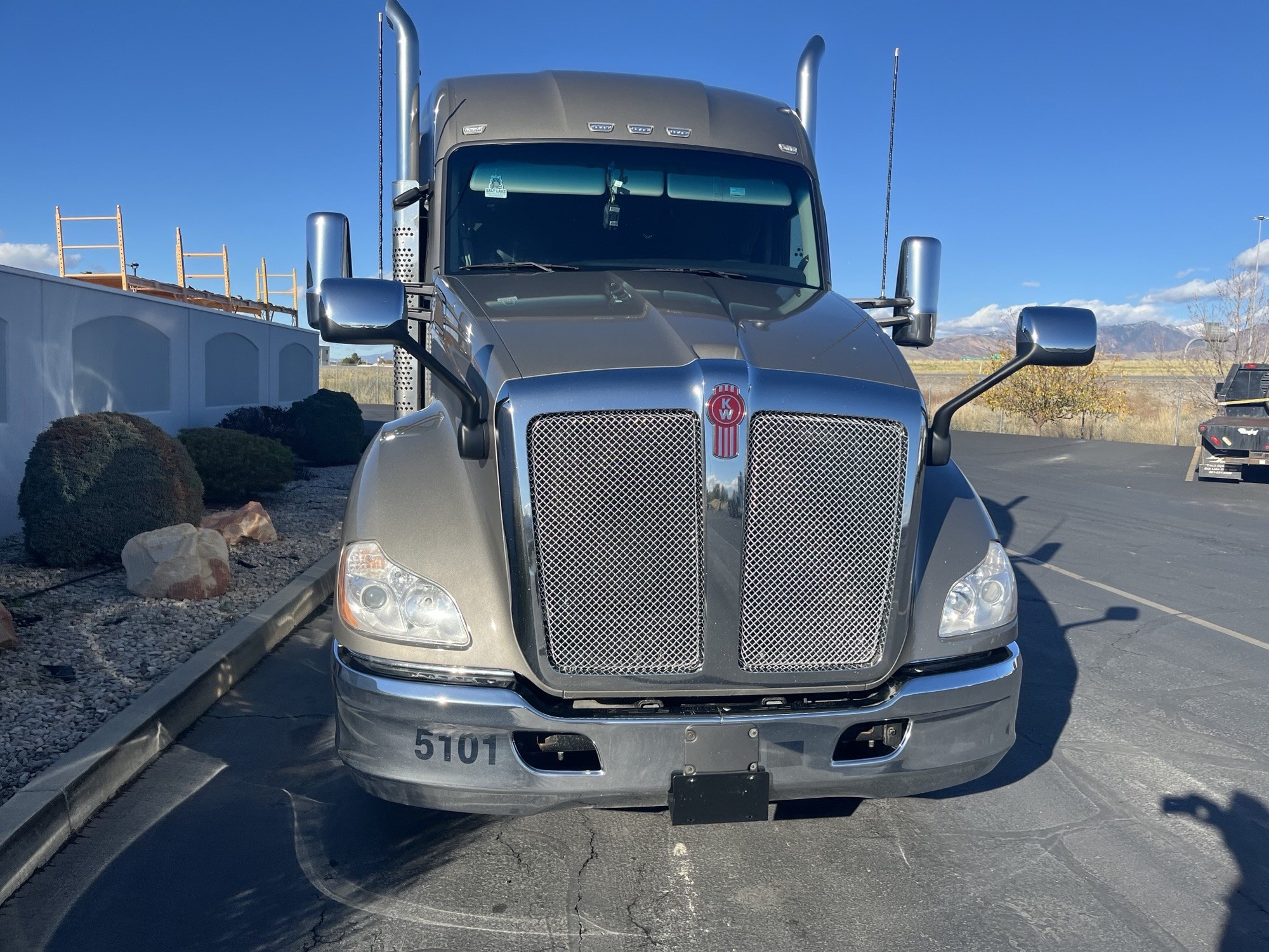 2022 Kenworth T680 - image 3 of 6