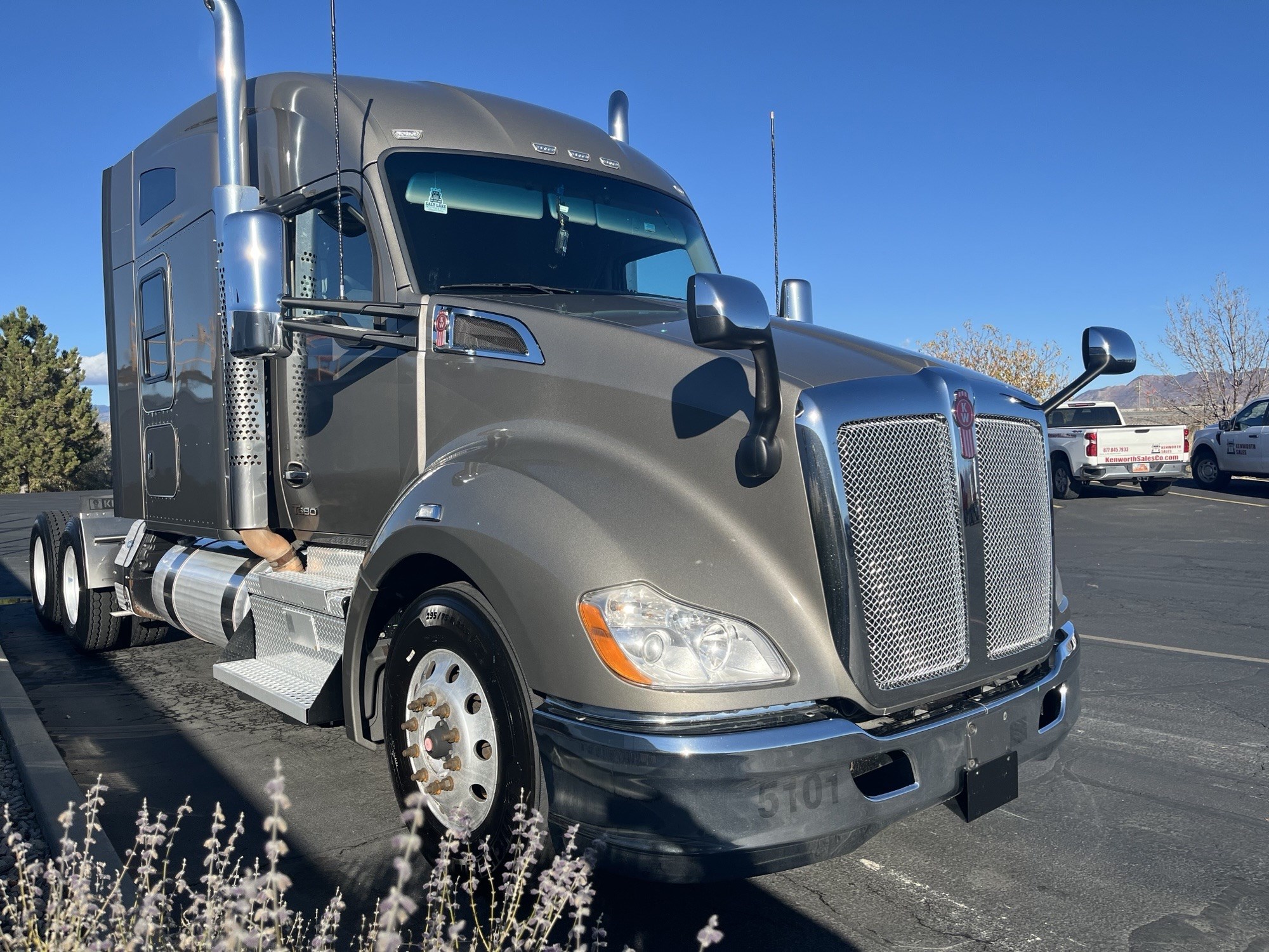 2022 Kenworth T680 - image 4 of 6