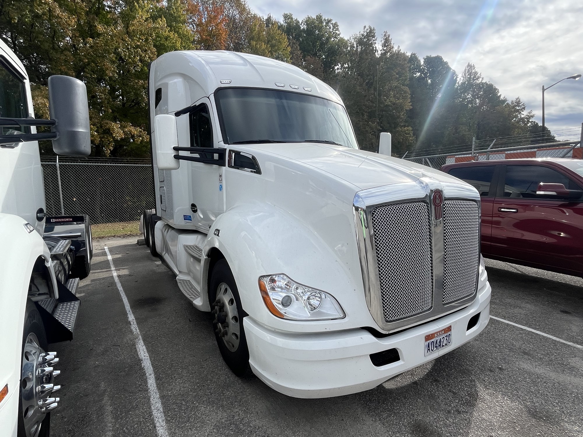 2022 Kenworth T680 - image 2 of 6