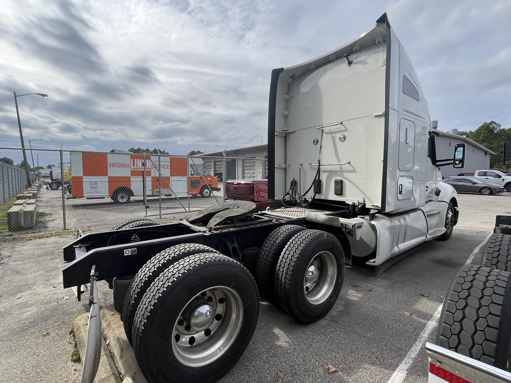 2022 Kenworth T680 - image 3 of 6