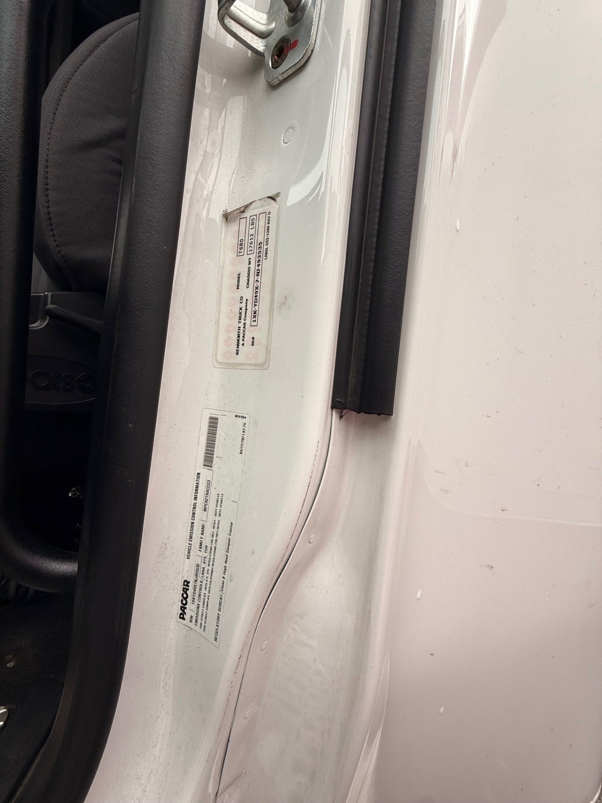 2022 Kenworth T680 - image 3 of 6