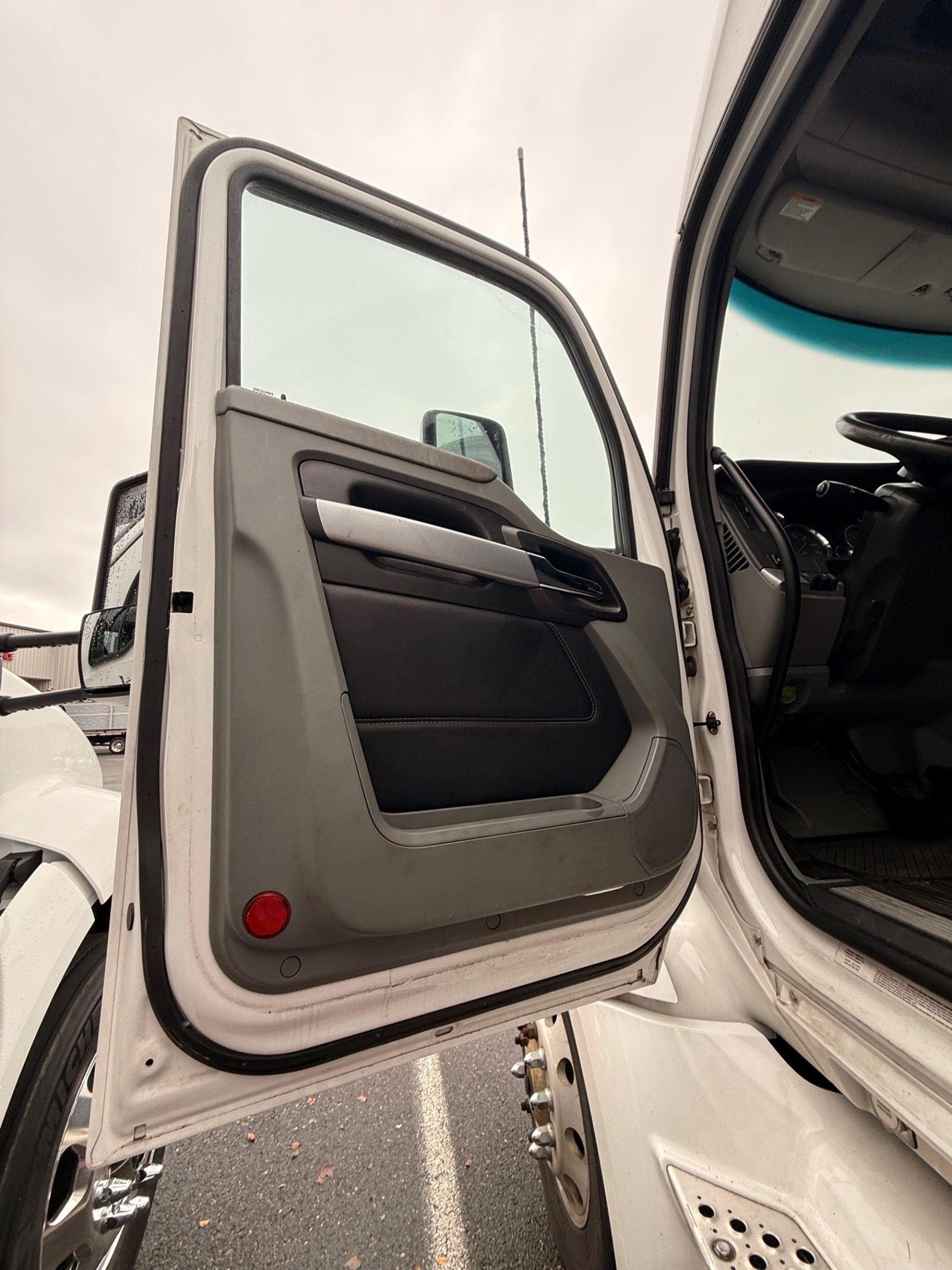 2022 Kenworth T680 - image 4 of 6