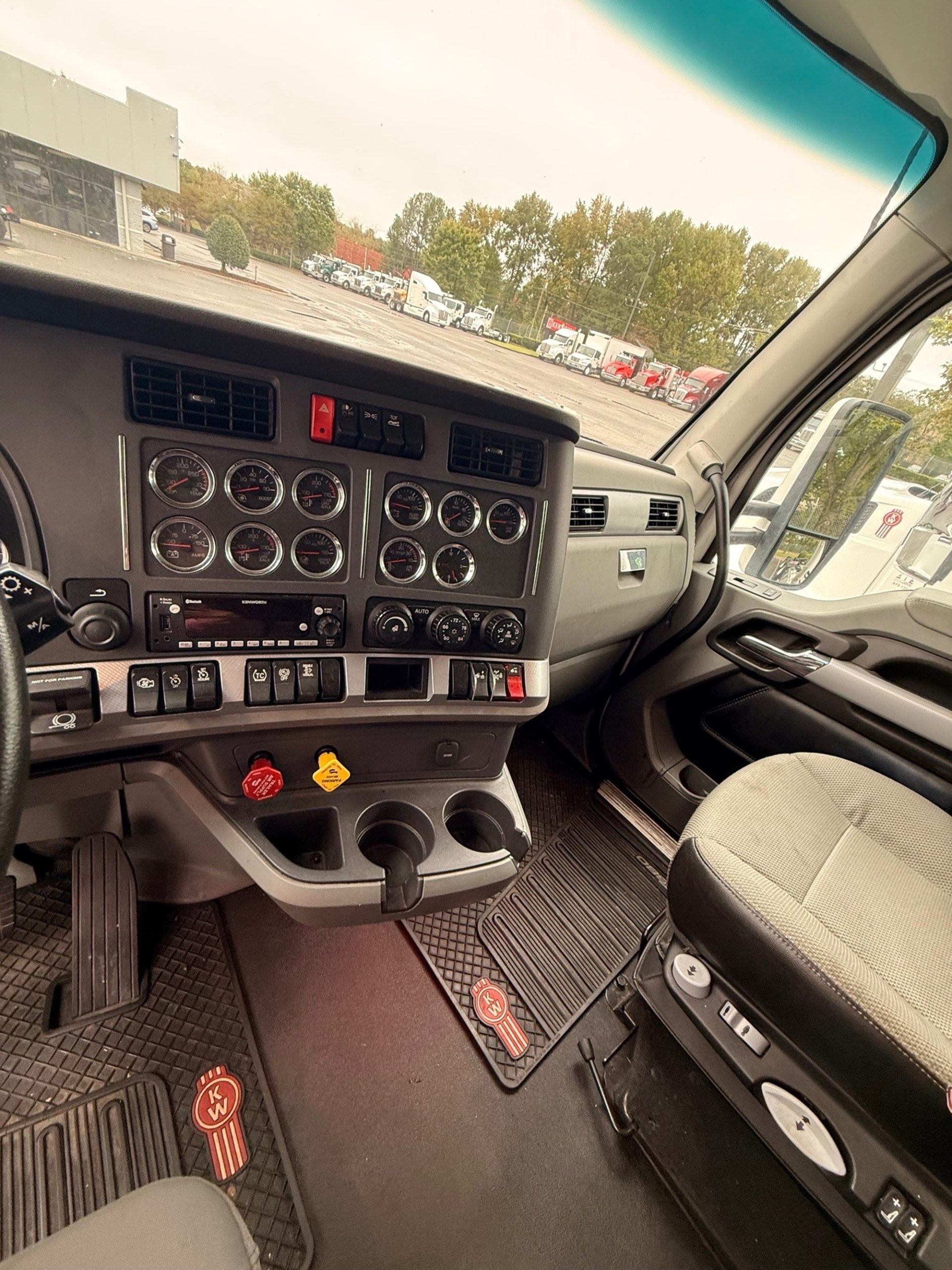 2022 Kenworth T680 - image 5 of 6