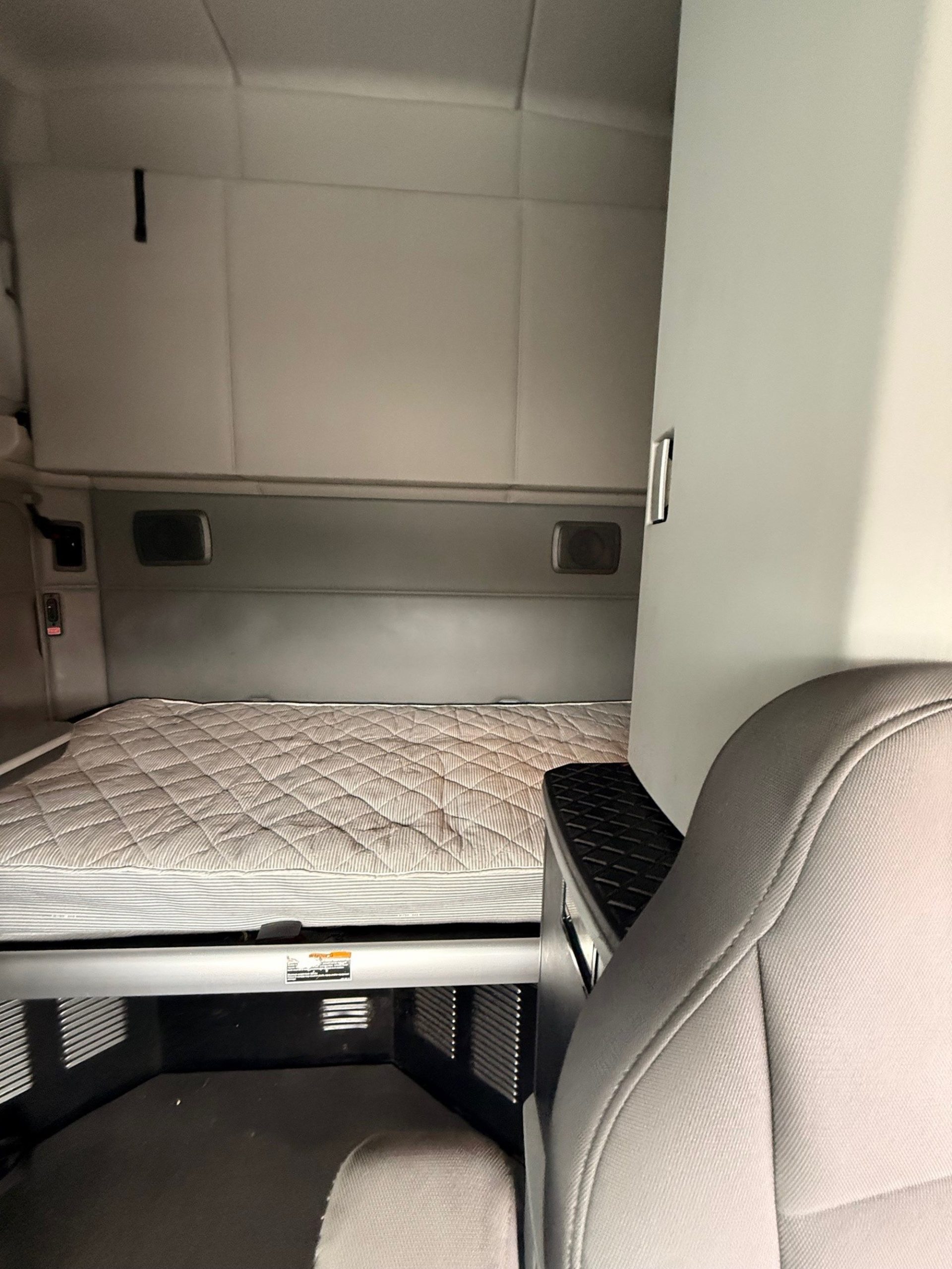 2022 Kenworth T680 - image 6 of 6