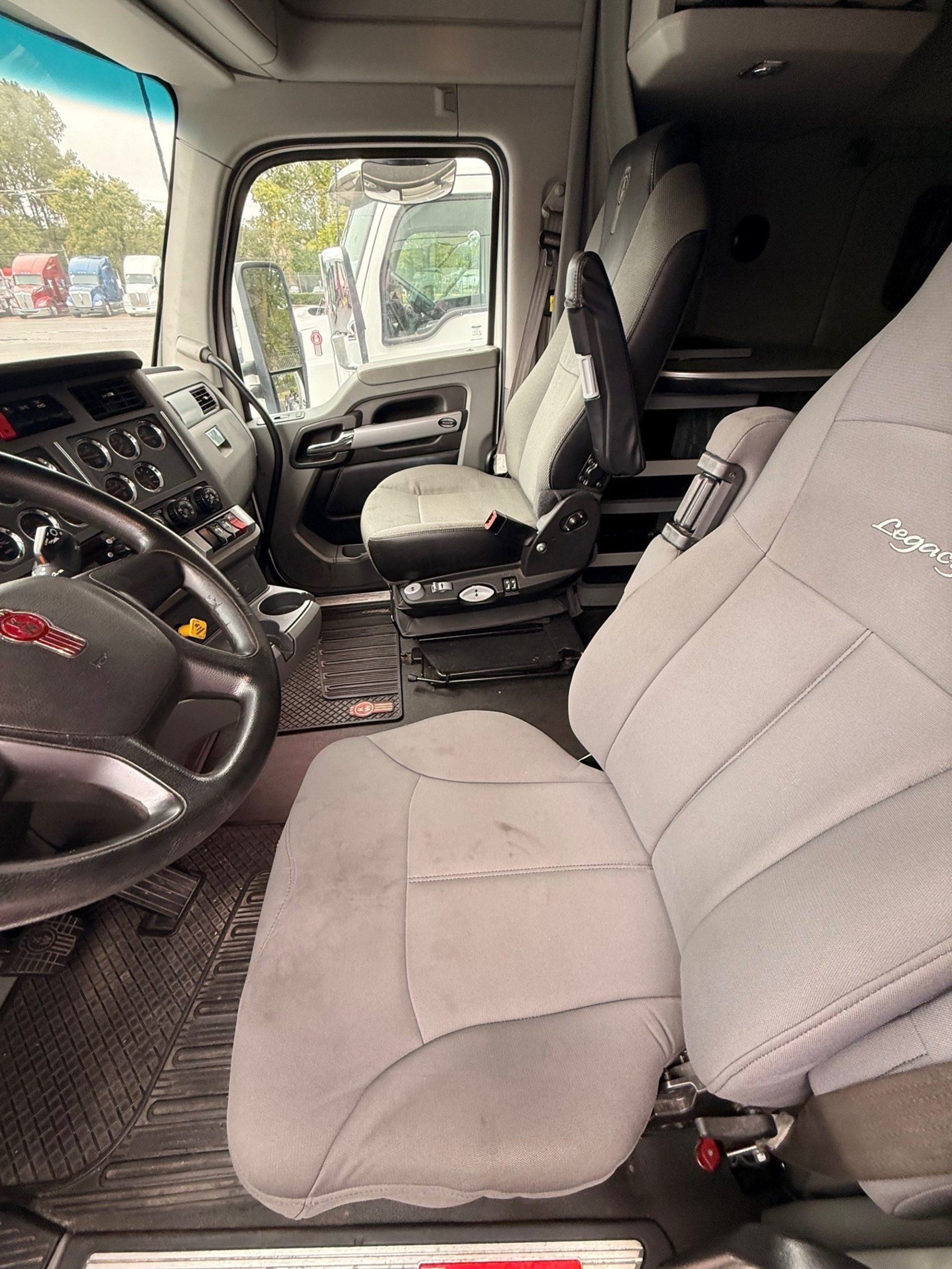 2022 Kenworth T680 - image 3 of 6