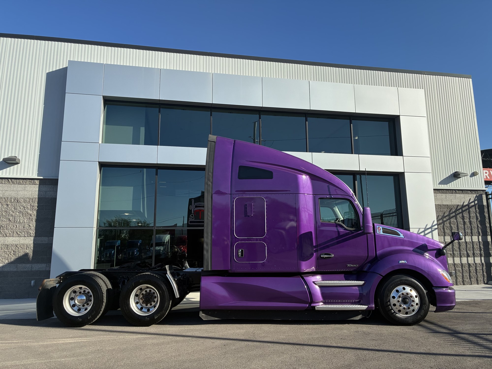 2022 Kenworth T680 - image 2 of 6