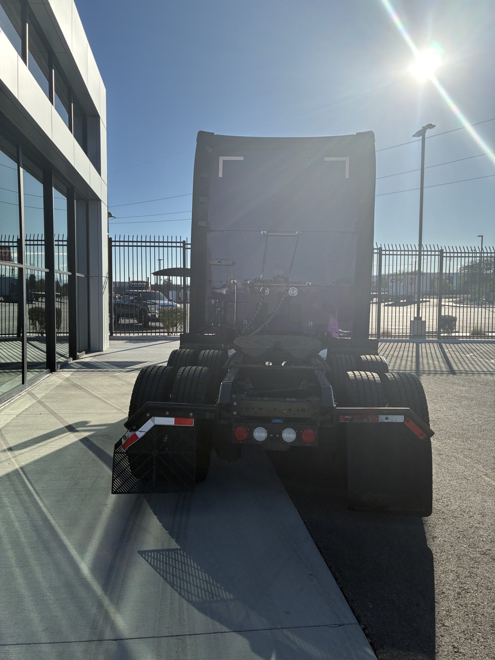2022 Kenworth T680 - image 4 of 6
