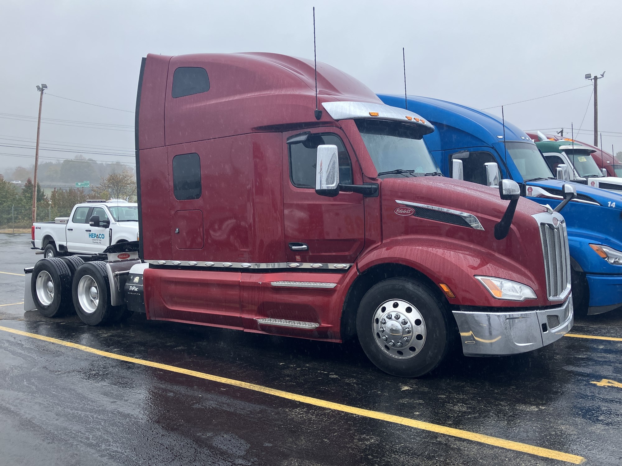 2023 Peterbilt 579 - image 1 of 3